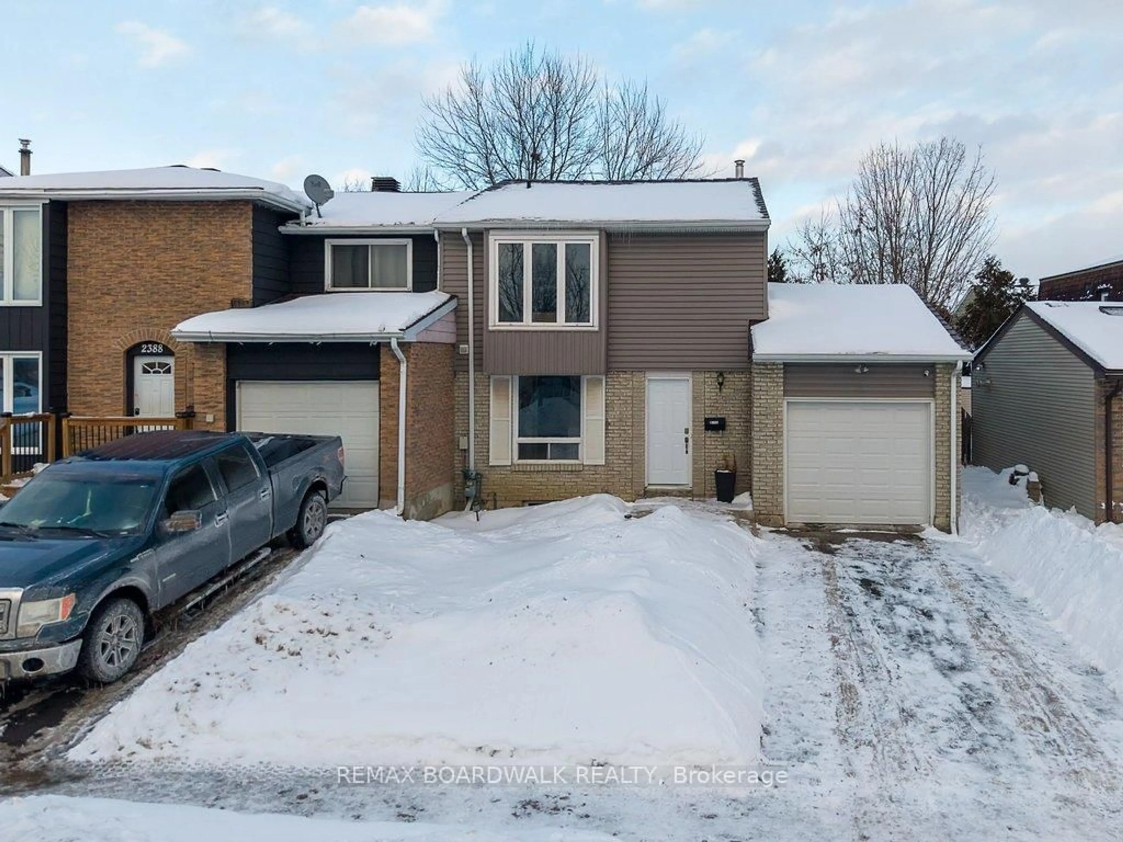 A pic from outside/outdoor area/front of a property/back of a property/a pic from drone, street for 2390 Rondel St, Ottawa Ontario K1B 4M2
