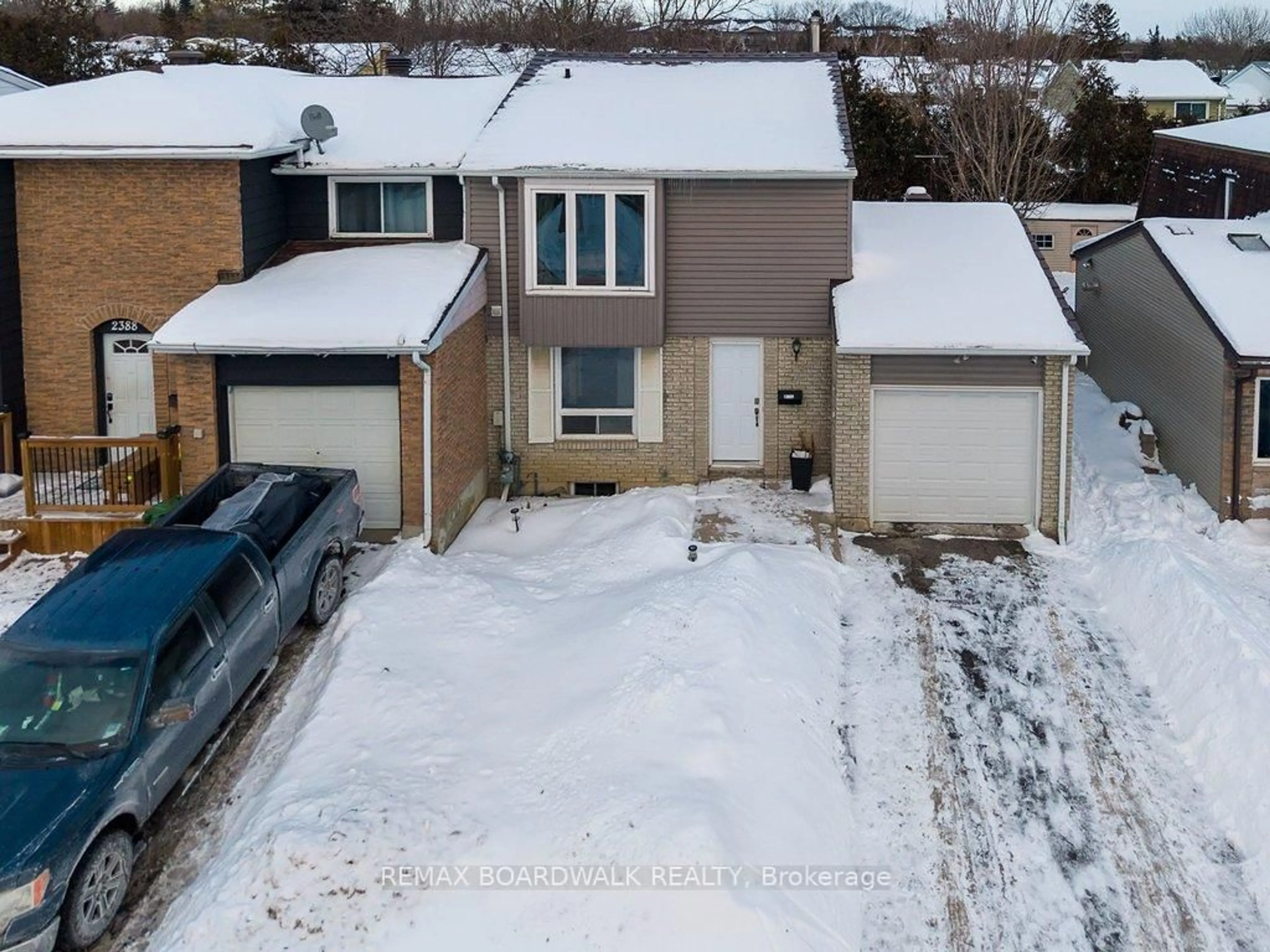 A pic from outside/outdoor area/front of a property/back of a property/a pic from drone, street for 2390 Rondel St, Ottawa Ontario K1B 4M2