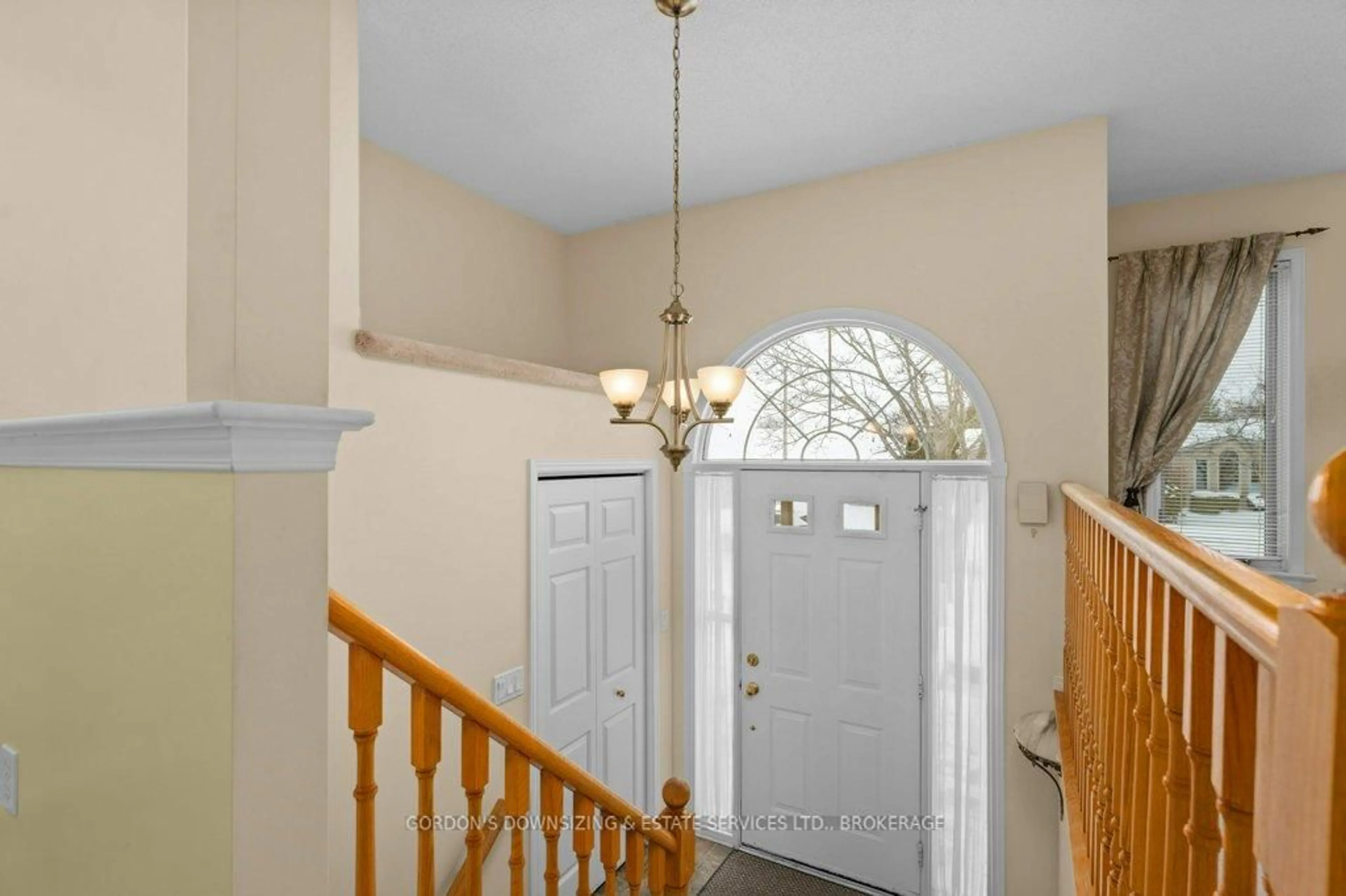 Indoor entryway for 1112 Featherstone Crt, Kingston Ontario K7M 8R5