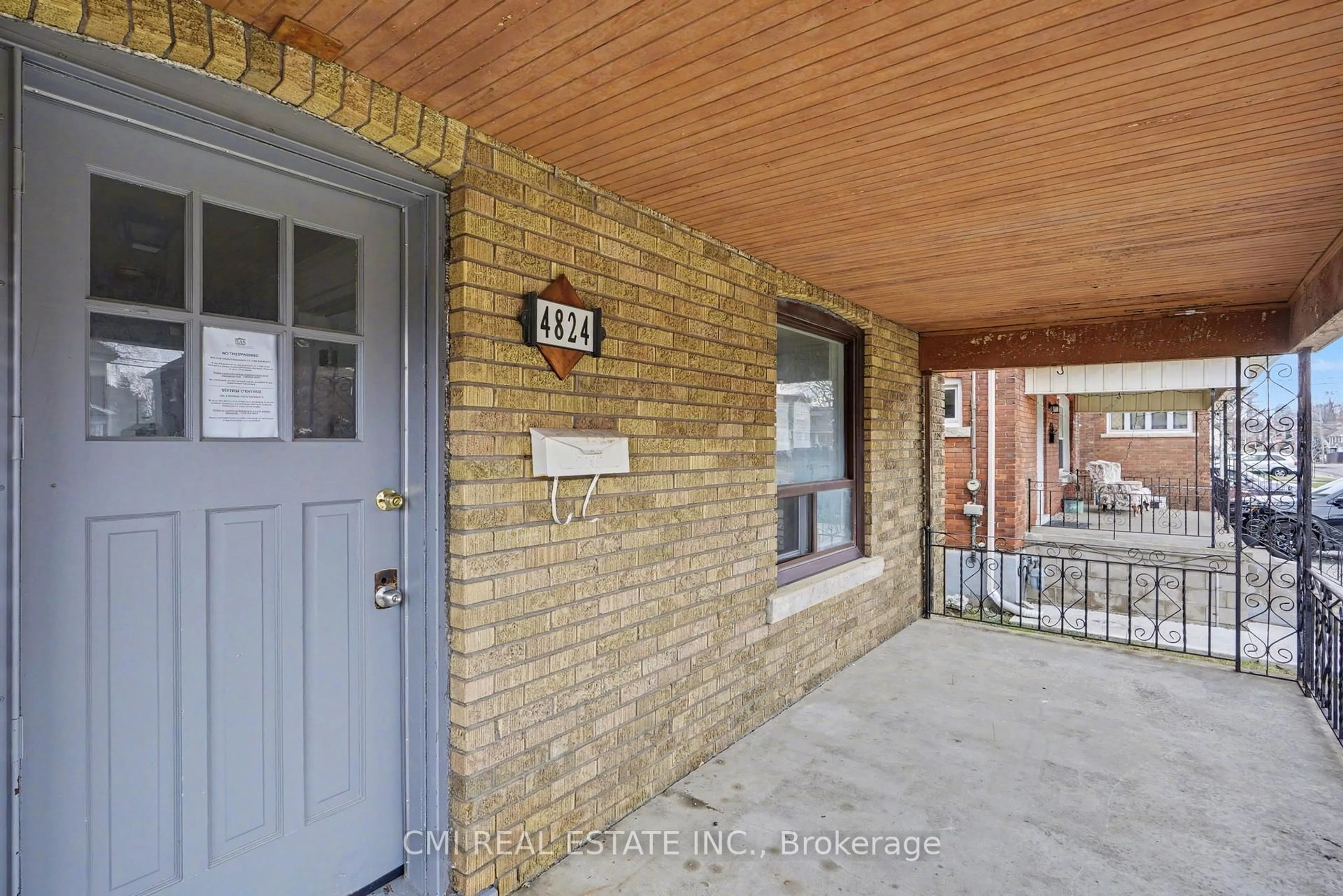 Indoor entryway for 4824 Fourth Ave, Niagara Falls Ontario L2E 4P1