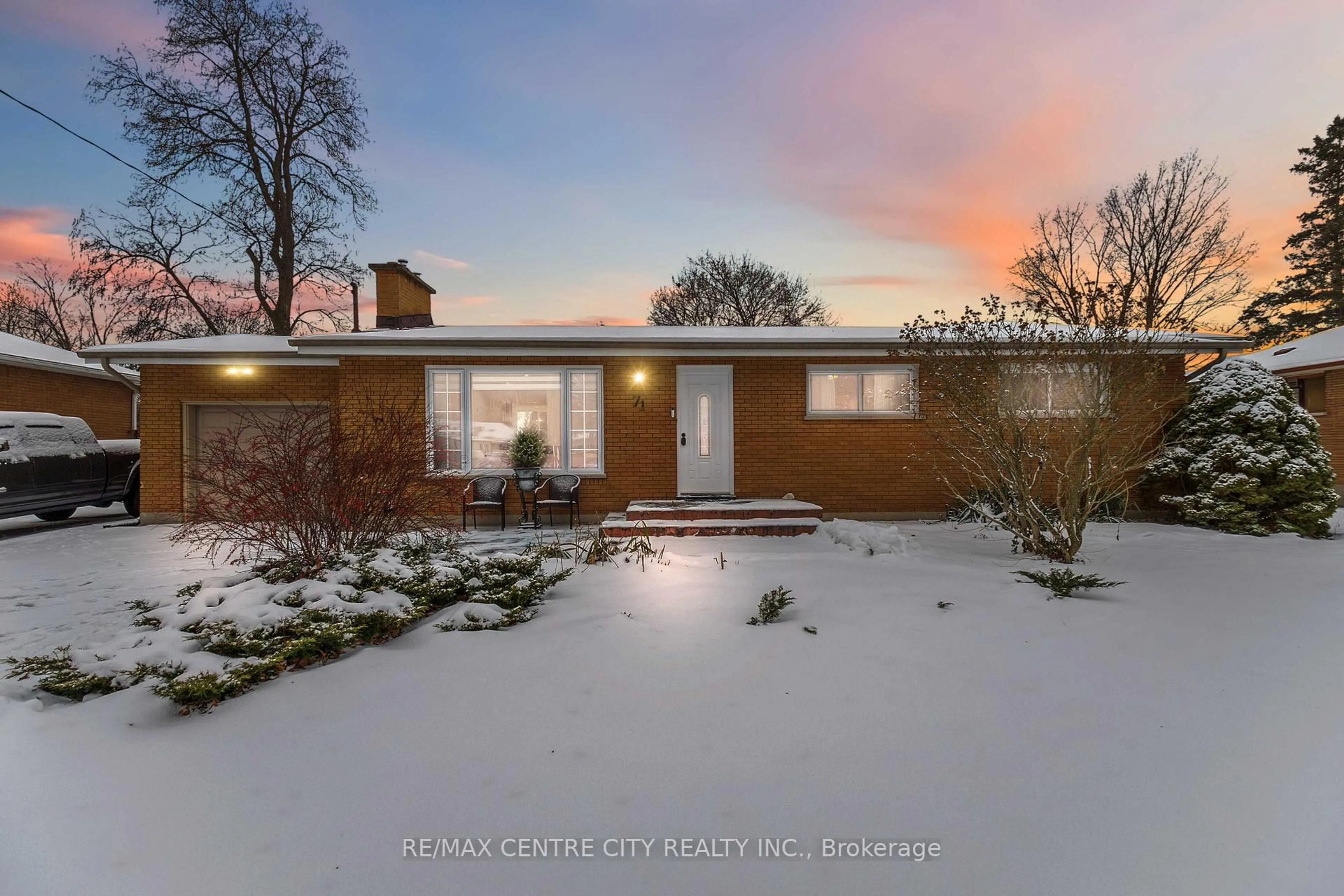 A pic from outside/outdoor area/front of a property/back of a property/a pic from drone, street for 71 Sunray Ave, London South Ontario N6P 1C1