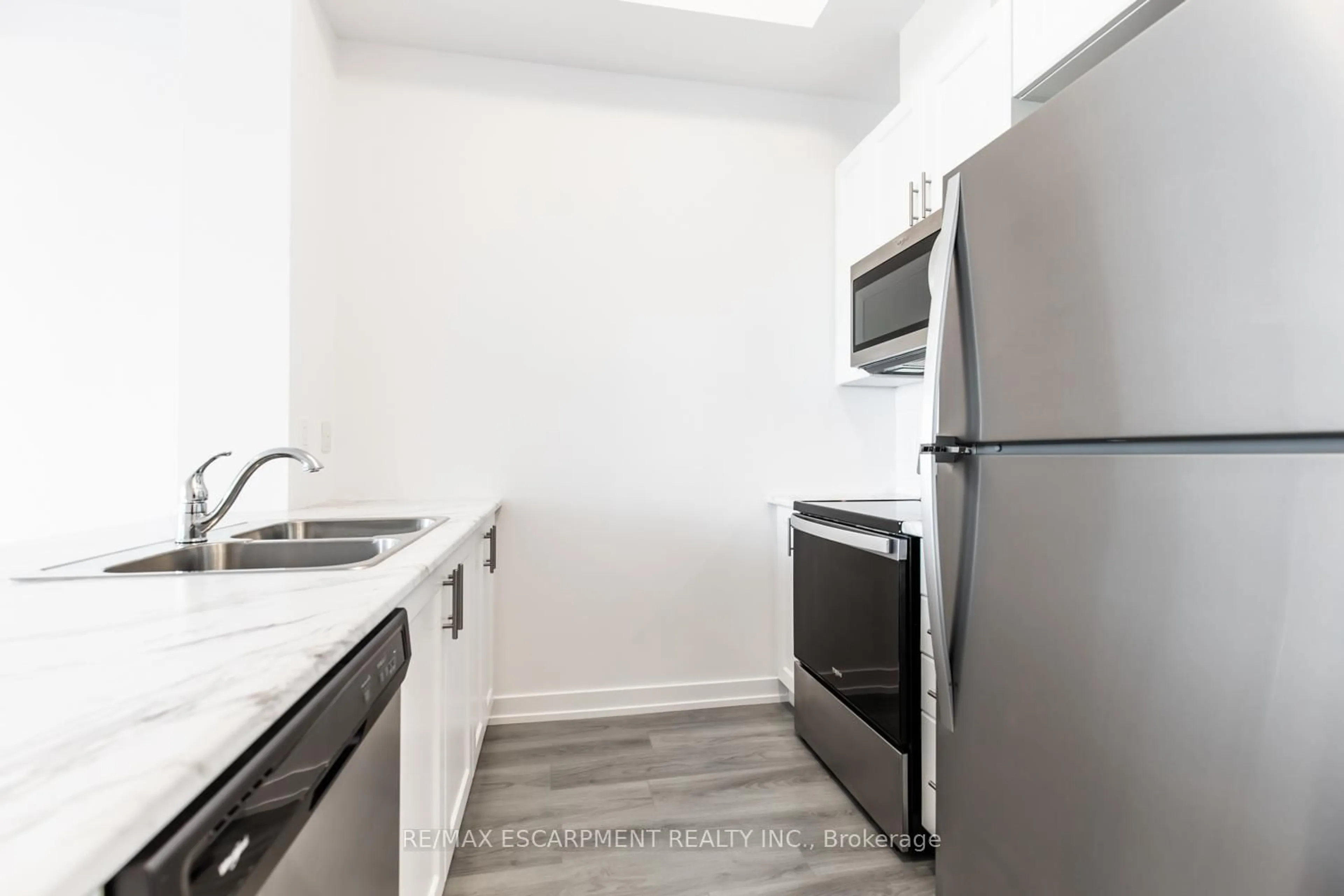 Standard kitchen, unknown for 5055 Greenlane Rd #611, Lincoln Ontario L0R 1B3