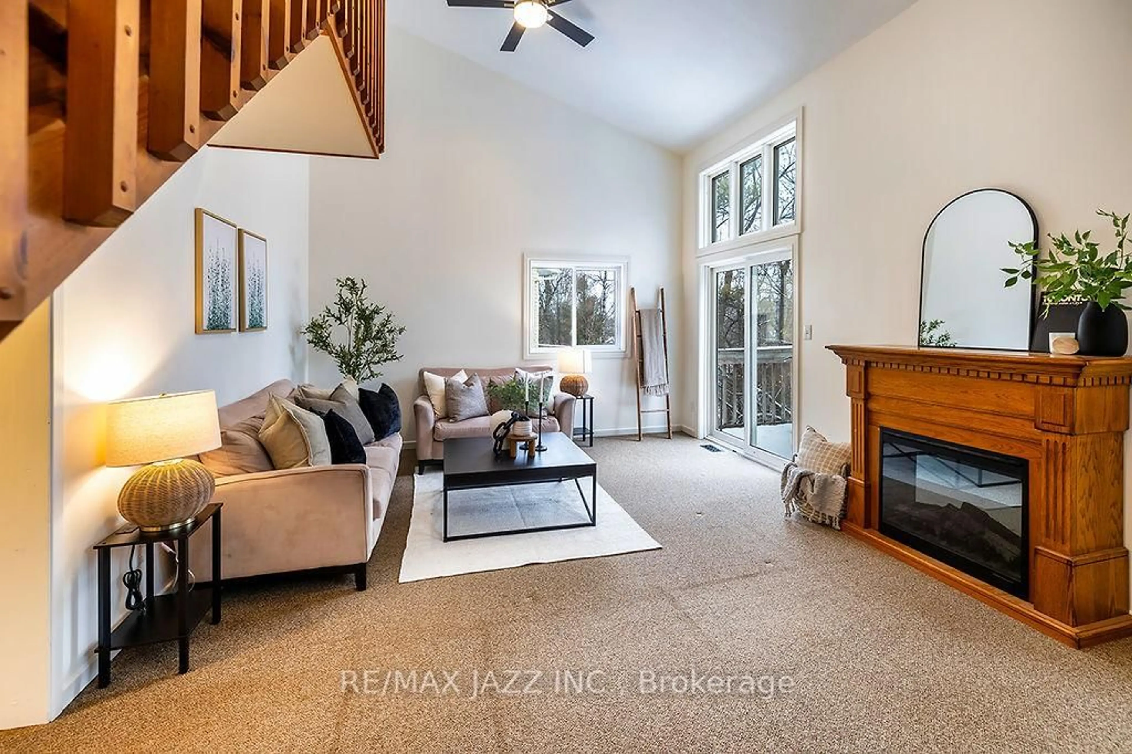 Living room with furniture, ceramic/tile floor for 45 Milton St, Bracebridge Ontario P1L 1G9