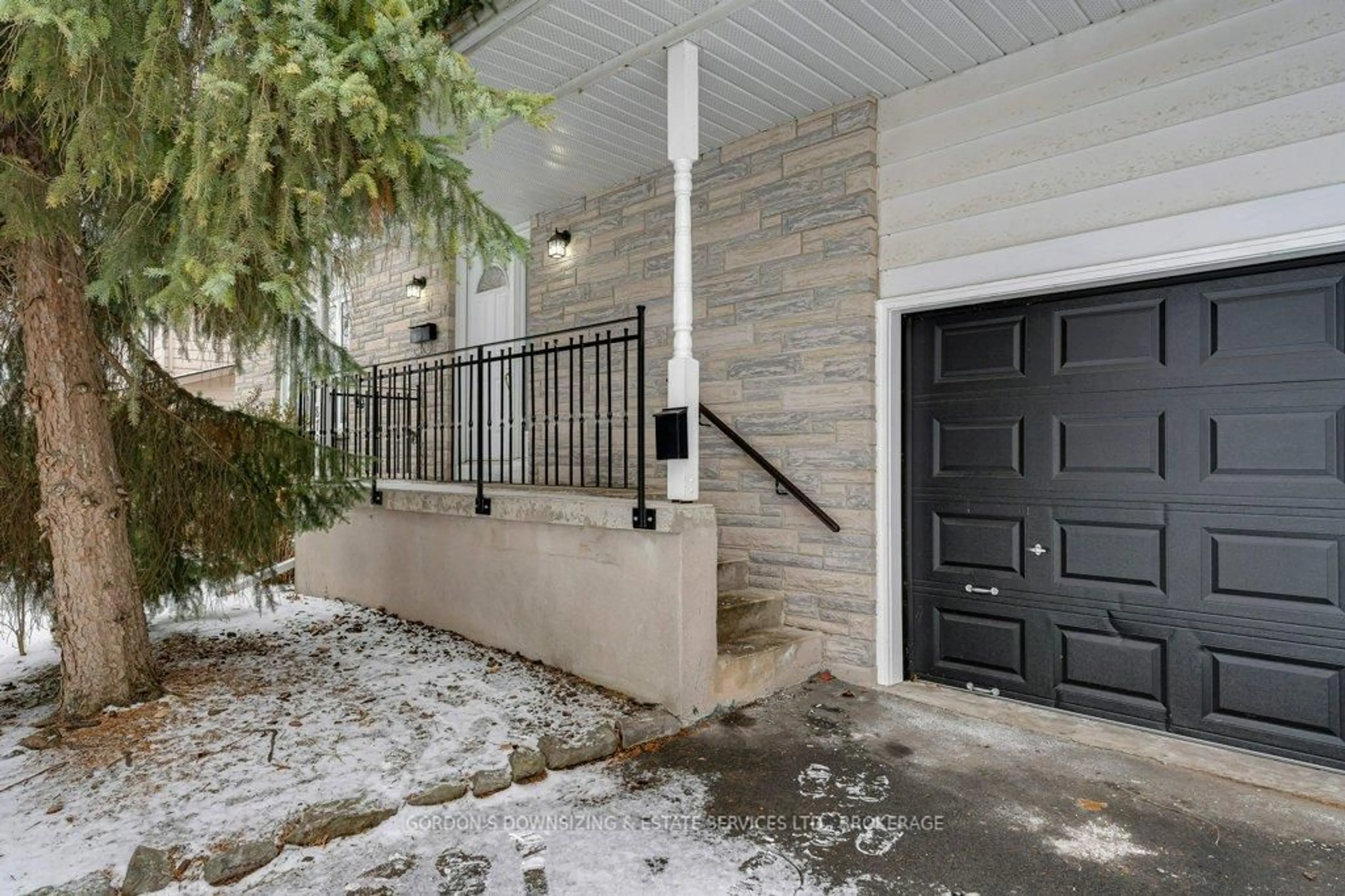 Indoor entryway for 873 Danbury Rd, Kingston Ontario K7M 6G7
