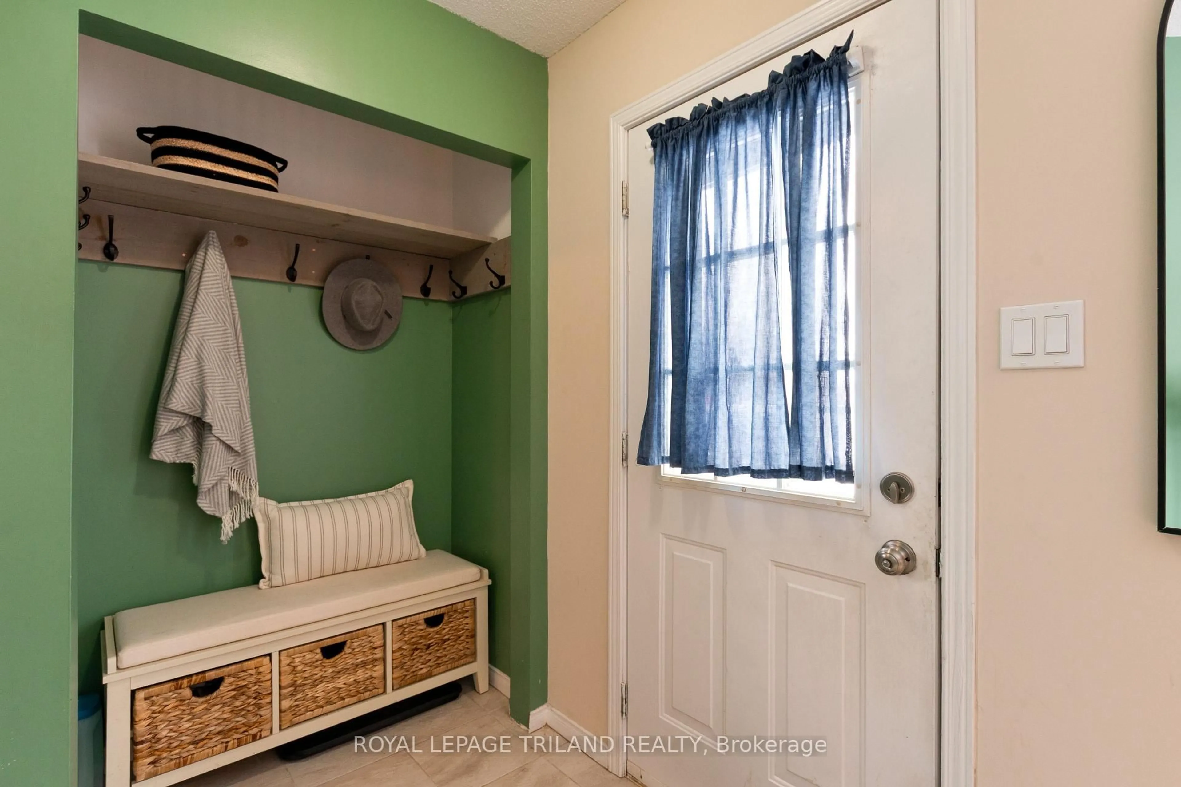 Indoor entryway for 264 SIMPSON Cres, London East Ontario N5V 5E2