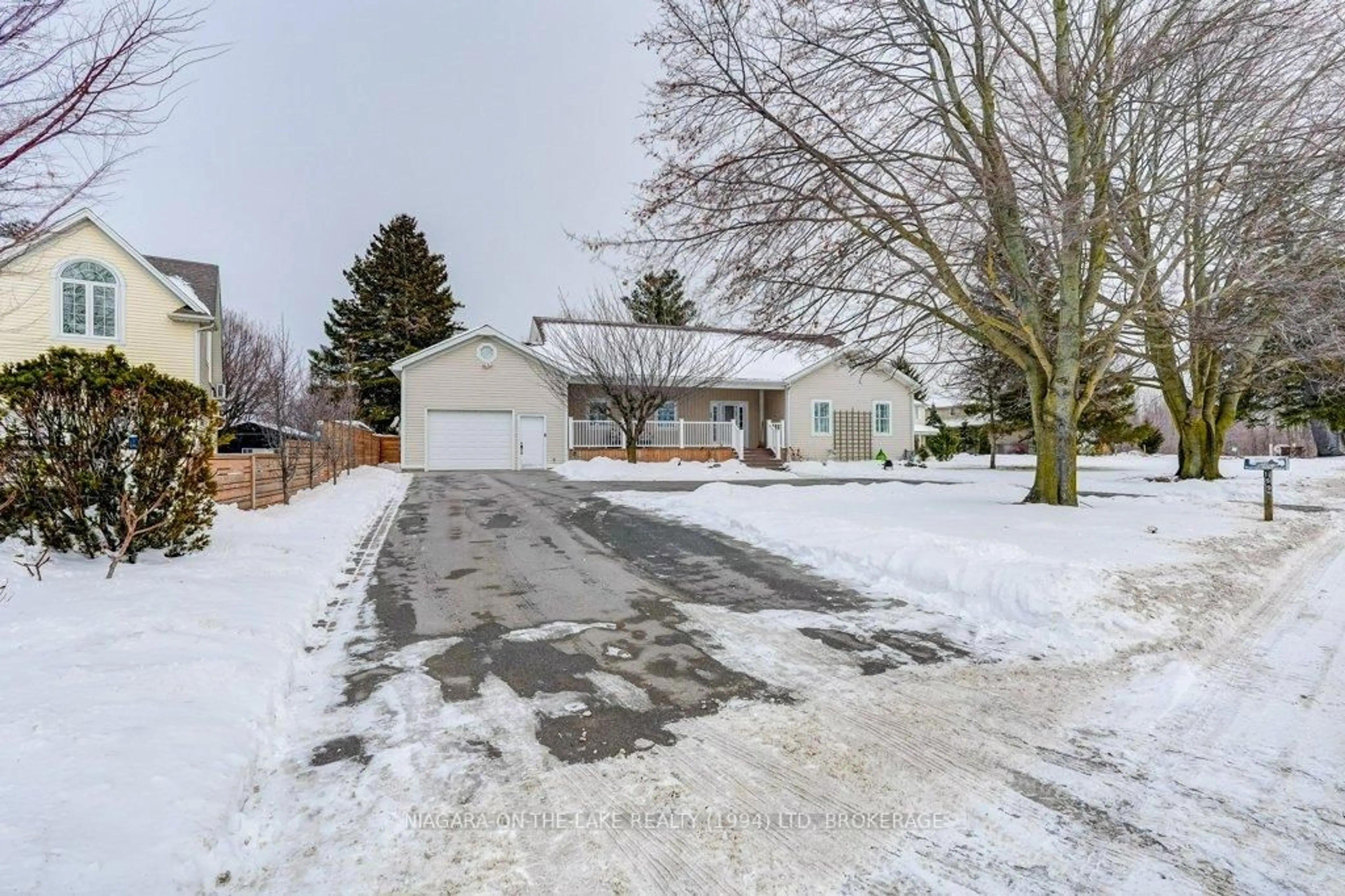 A pic from outside/outdoor area/front of a property/back of a property/a pic from drone, street for 199 Niagara St, Niagara-on-the-Lake Ontario L0S 1J0
