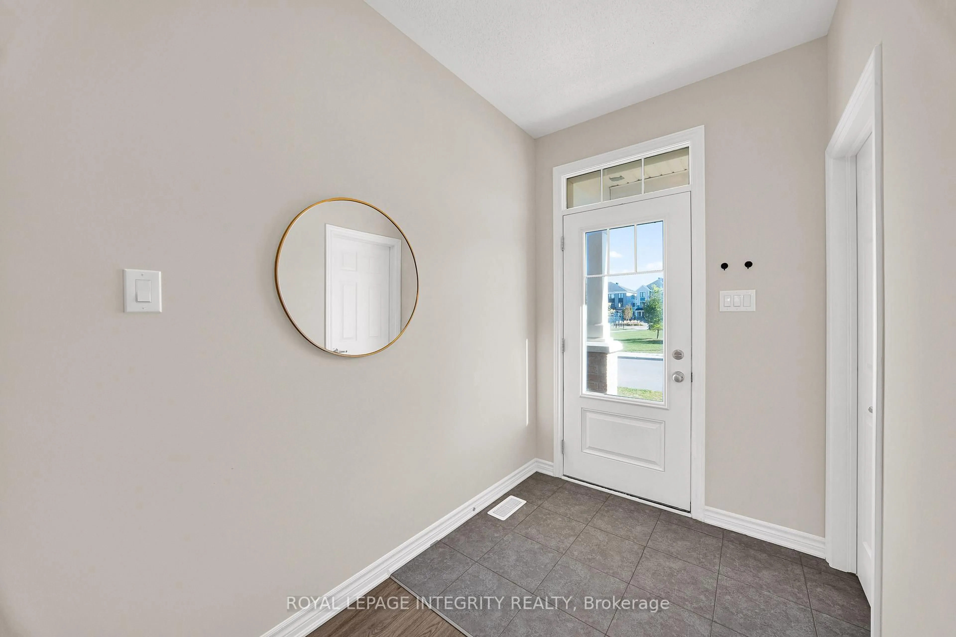 Indoor entryway for 215 Merak Way, Ottawa Ontario K2J 6N7