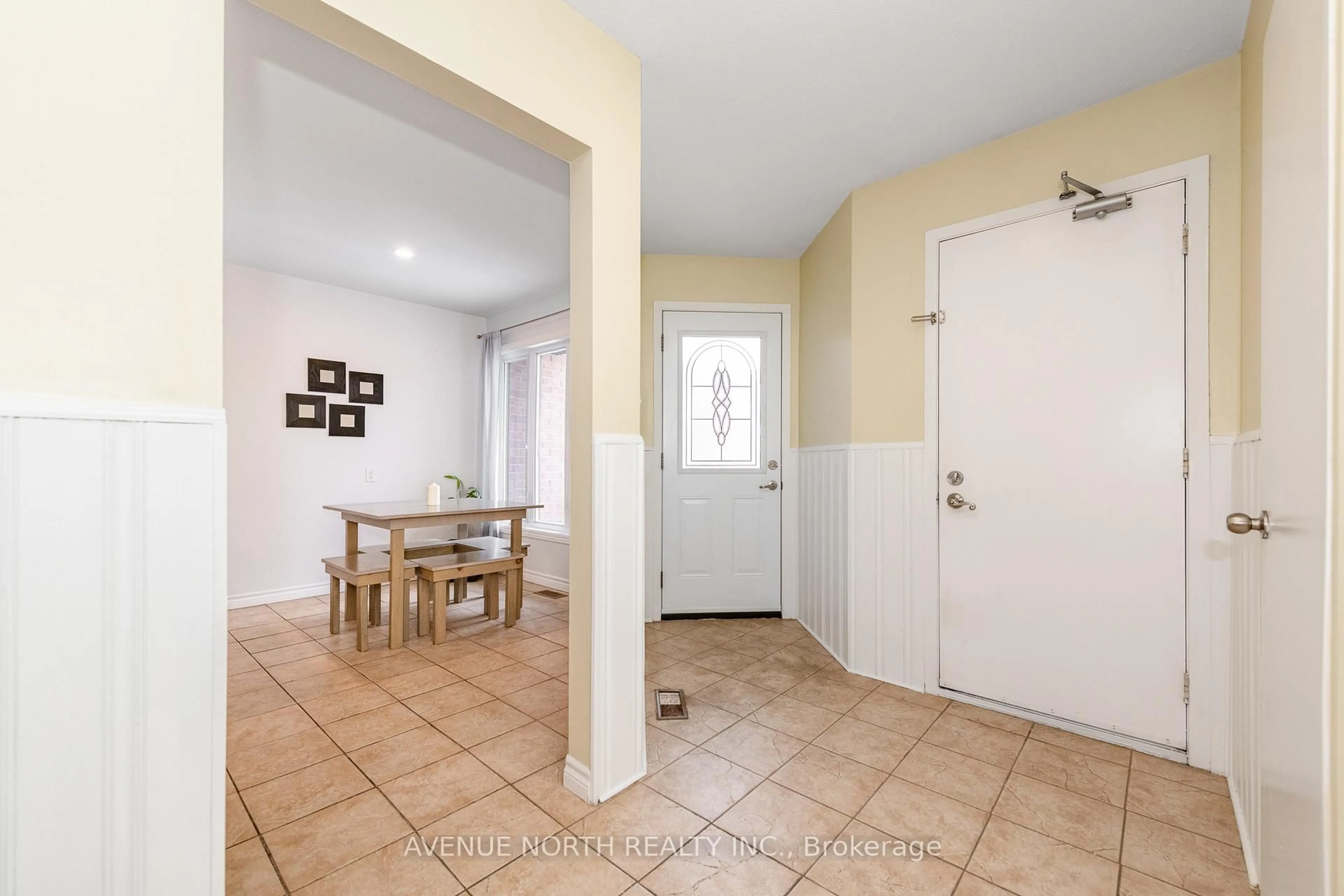Indoor entryway for 143 Claiborne Way, Orleans Ontario K1E 3V9