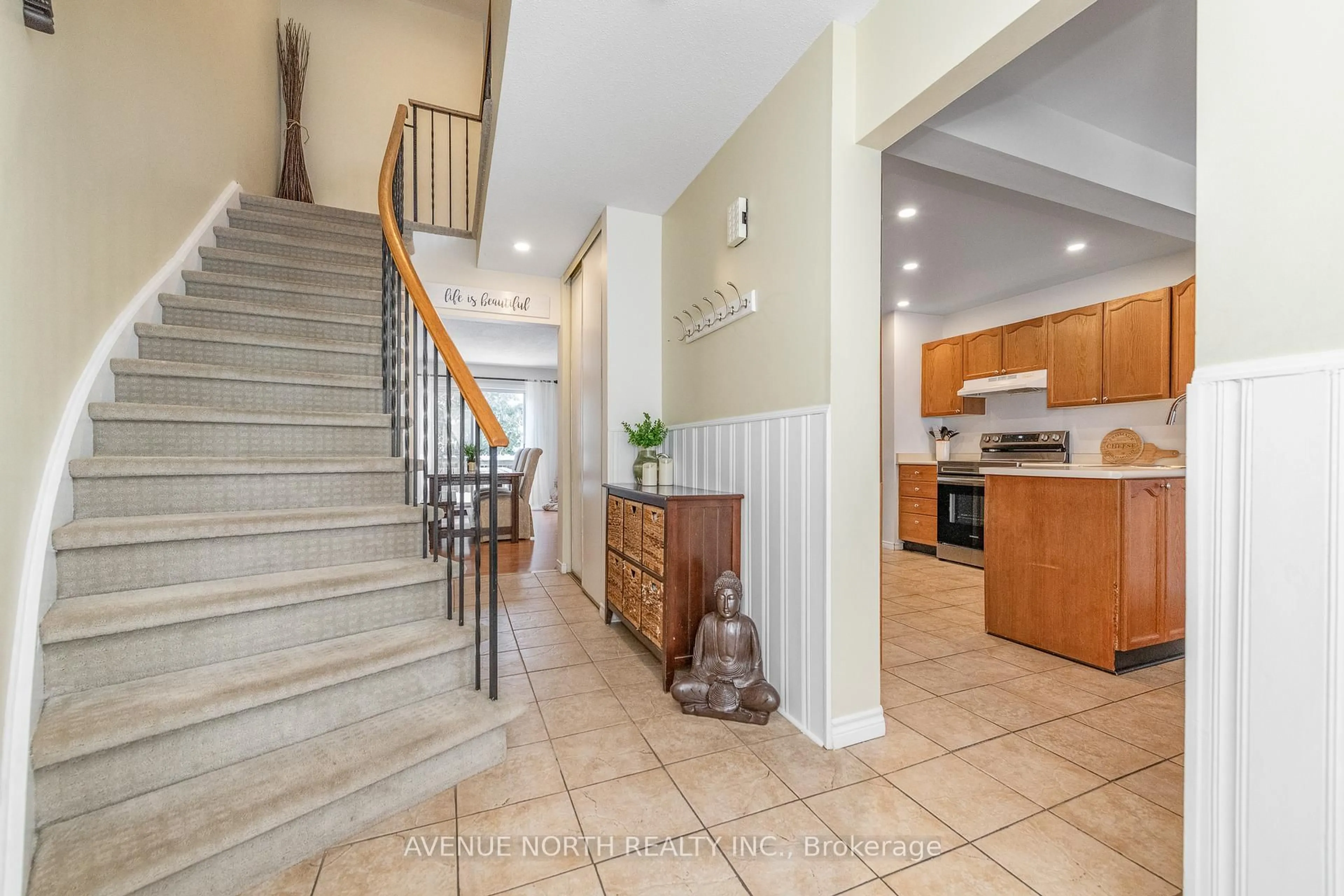 Indoor entryway for 143 Claiborne Way, Orleans Ontario K1E 3V9