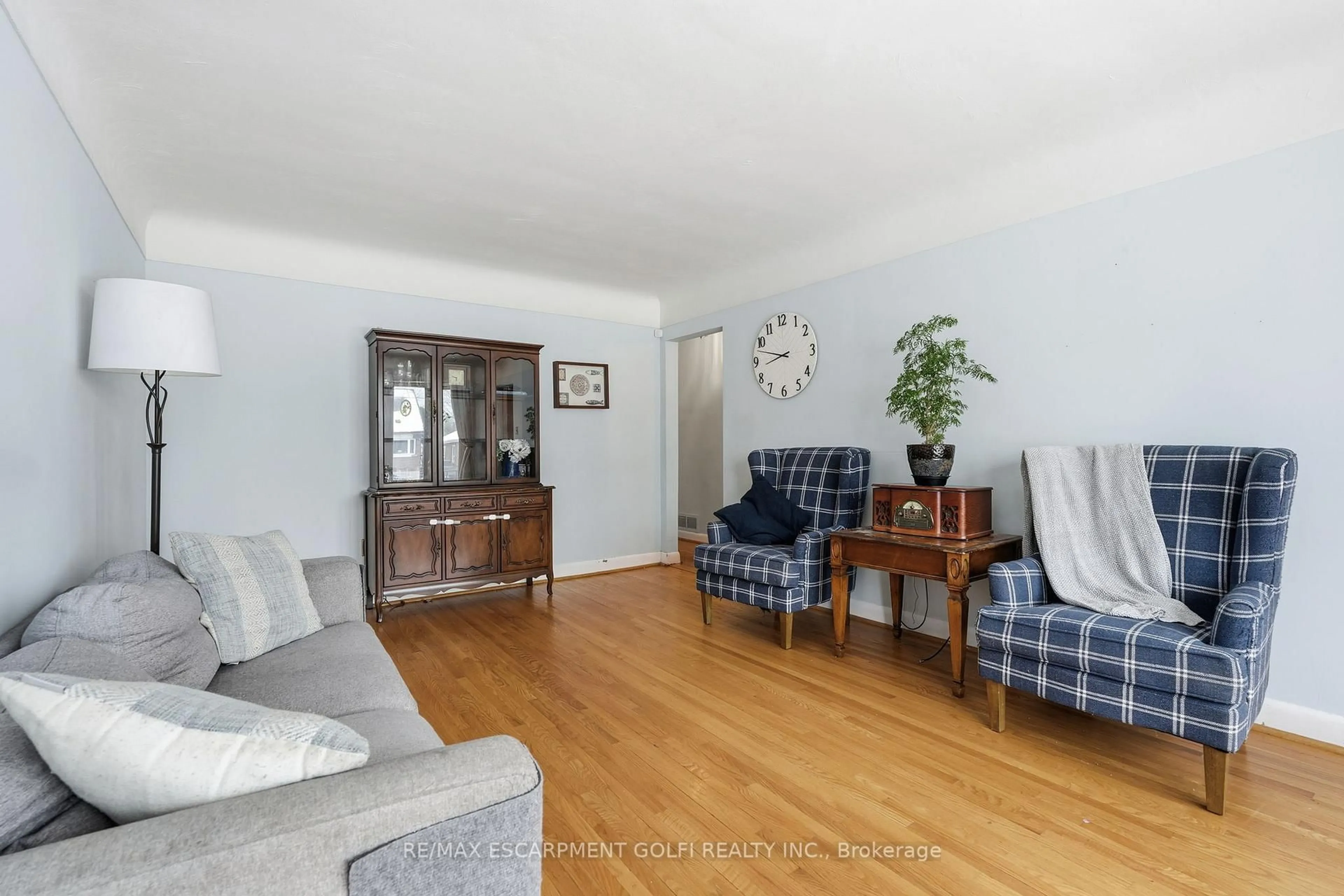 Living room with furniture, unknown for 940 Brucedale Ave, Hamilton Ontario L8T 1L9