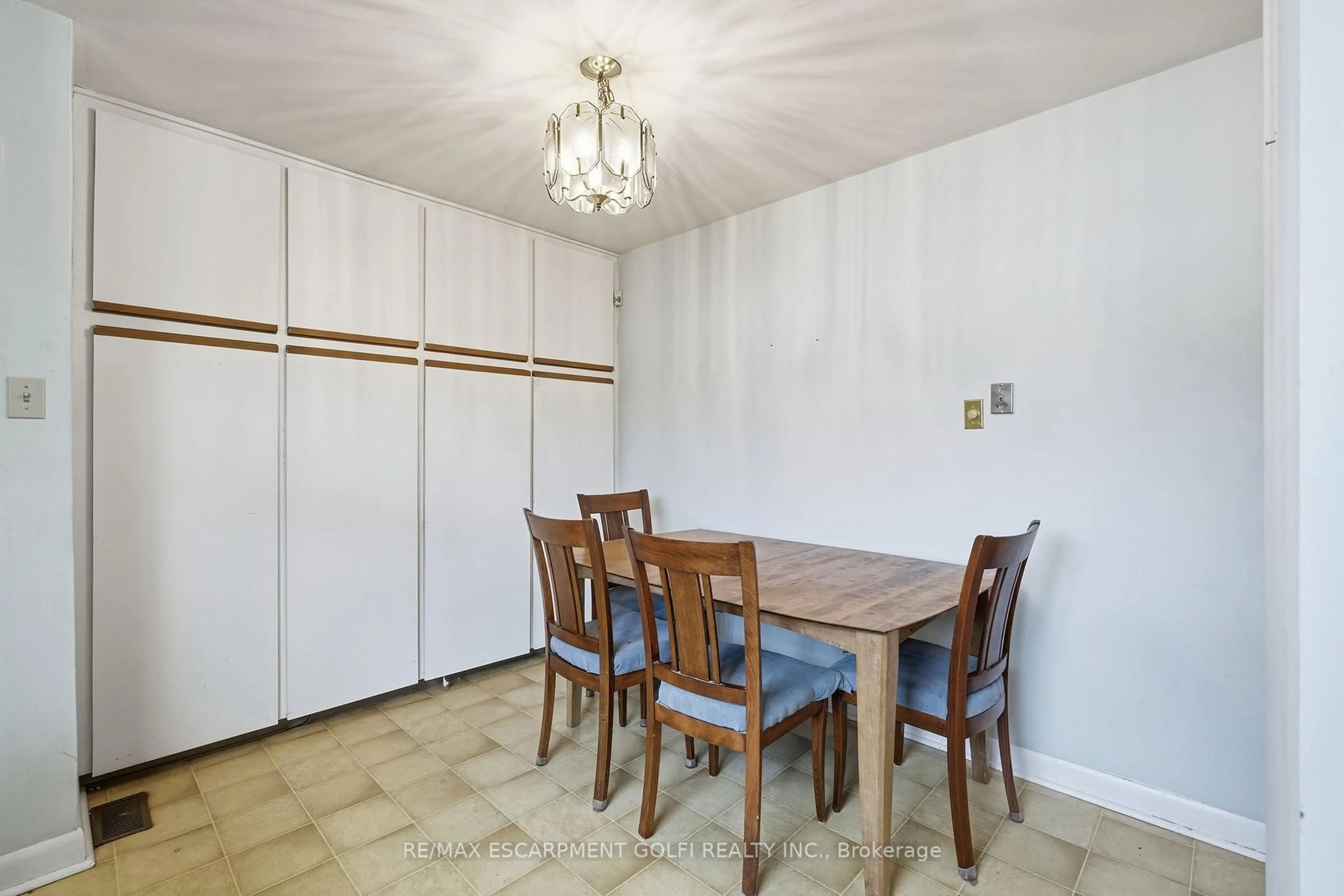 Dining room, unknown for 940 Brucedale Ave, Hamilton Ontario L8T 1L9