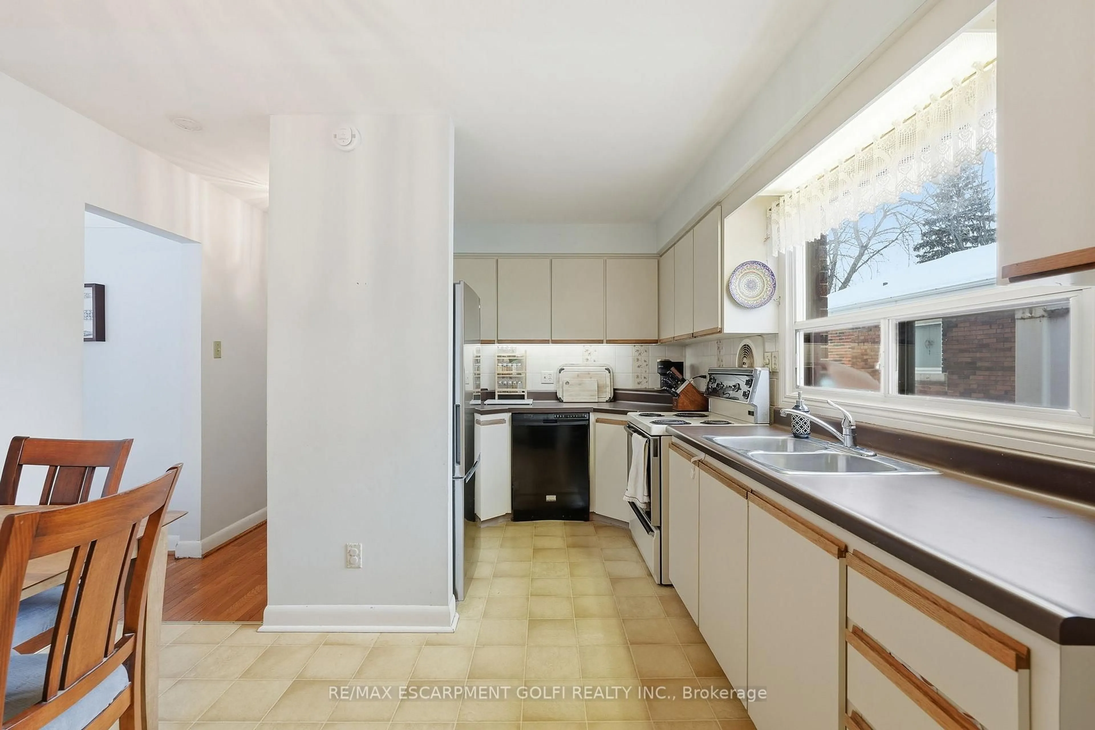 Standard kitchen, unknown for 940 Brucedale Ave, Hamilton Ontario L8T 1L9