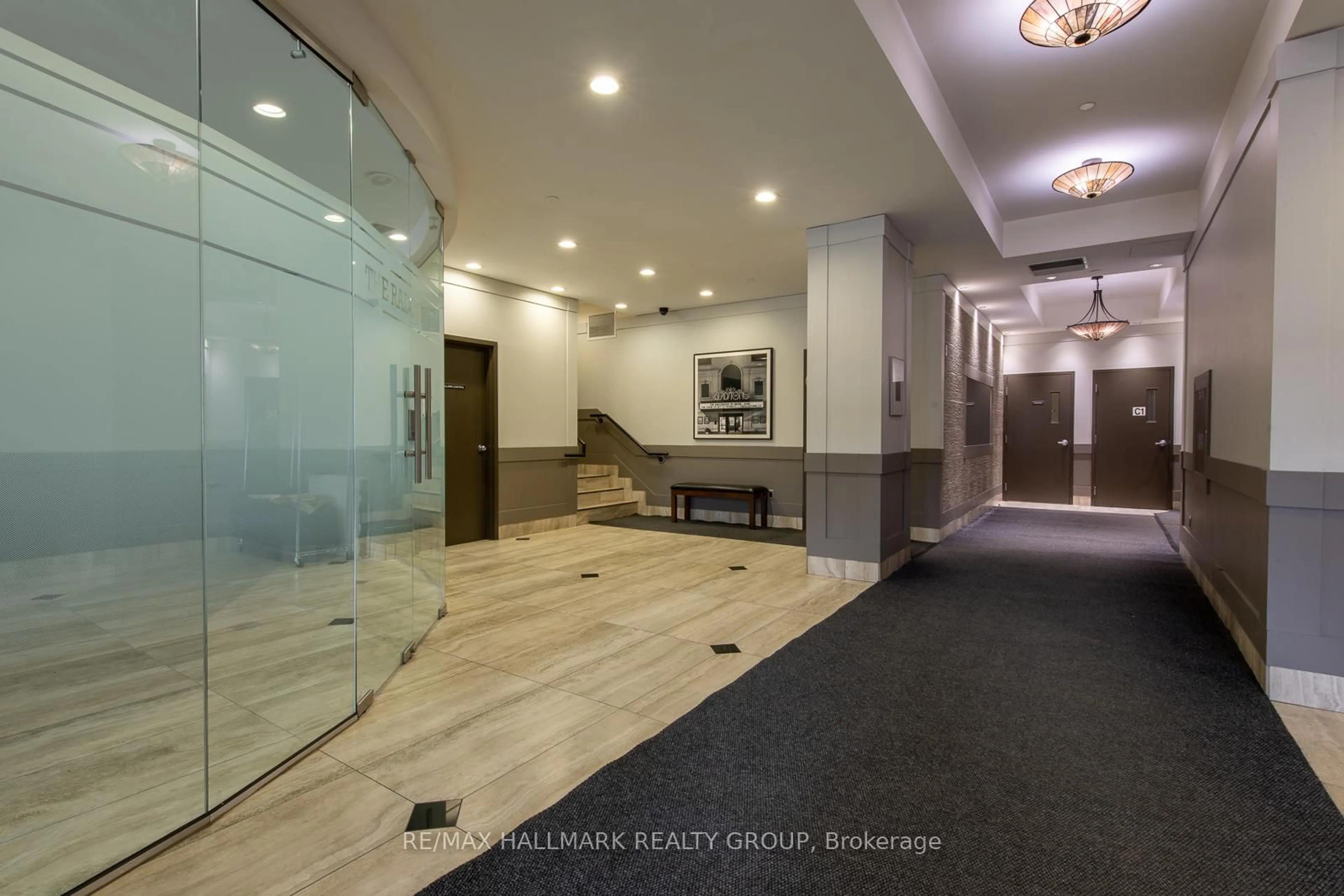 Indoor foyer for 327 Breezehill Ave #701, Ottawa Ontario K1Y 1R6