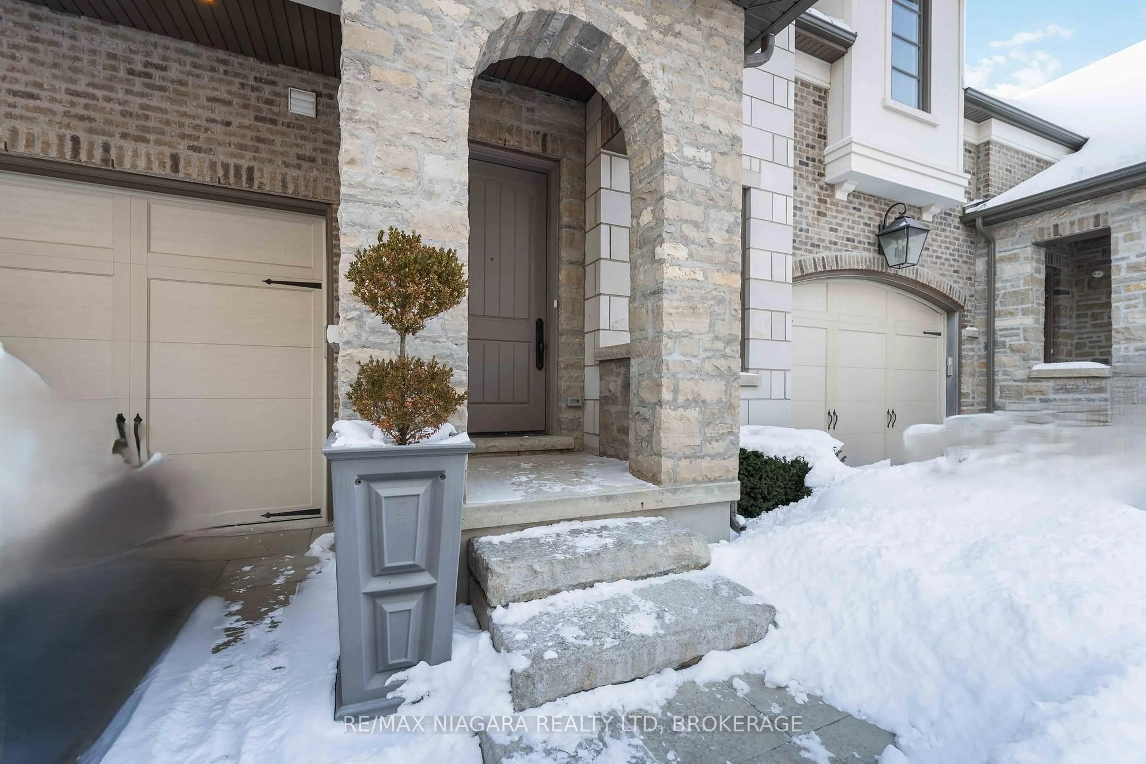 Indoor entryway for 15 Arbourvale Common Rd #7, St. Catharines Ontario L2T 3B7