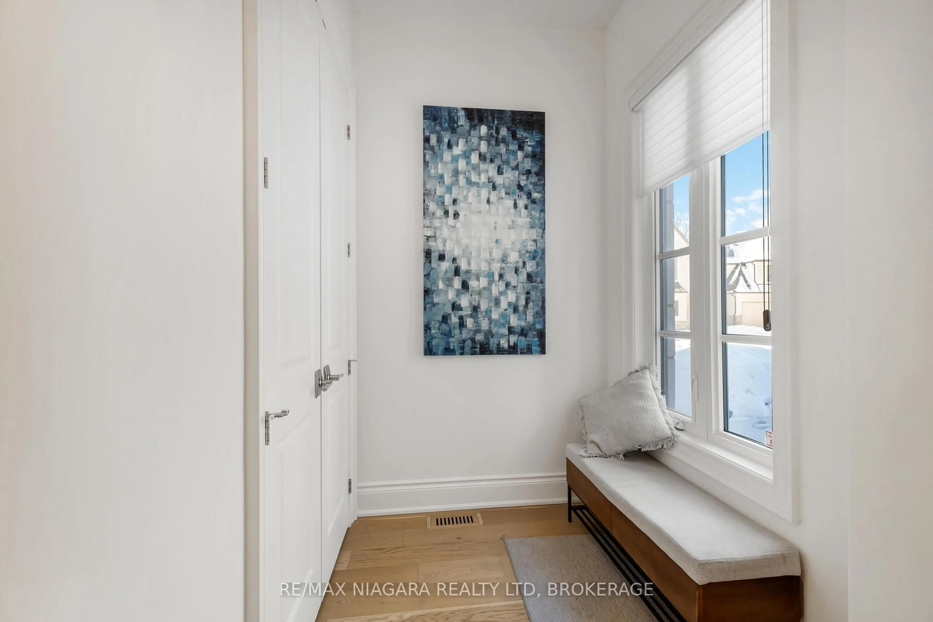 Indoor entryway for 15 Arbourvale Common Rd #7, St. Catharines Ontario L2T 3B7