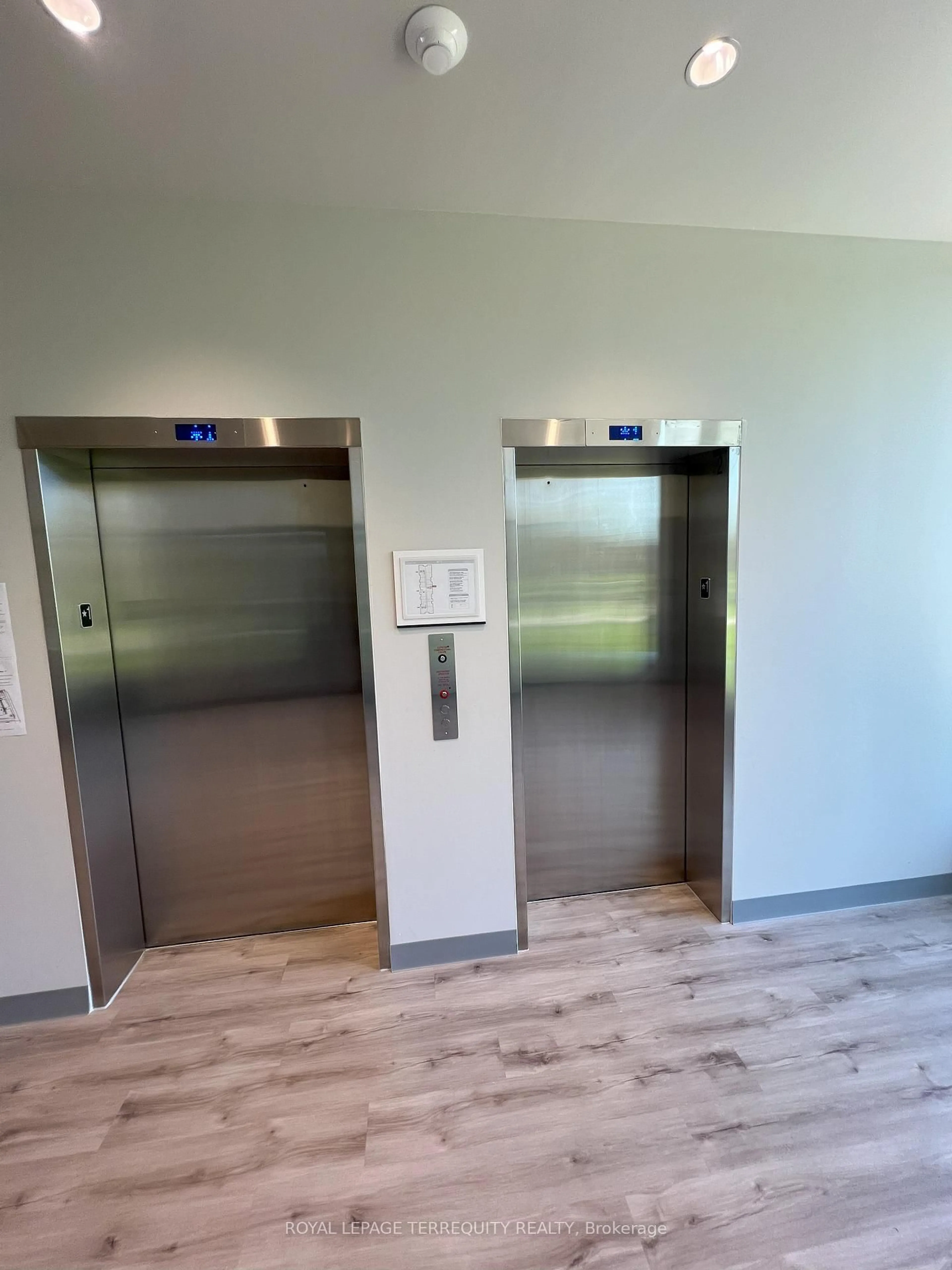 Indoor foyer for 107 Roger St #416, Waterloo Ontario N2J 0G3