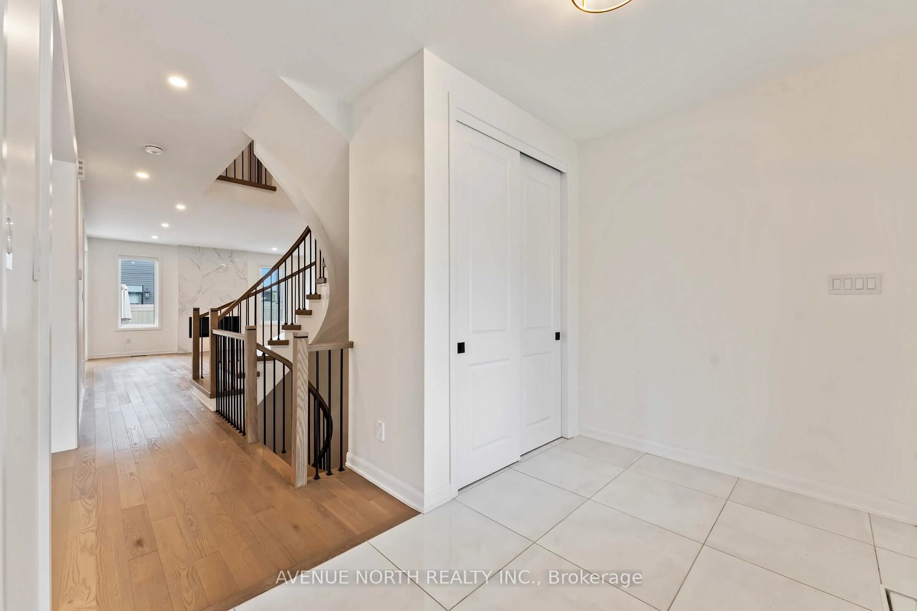 Indoor entryway for 34 Jetty Dr, Ottawa Ontario K4M 0E9