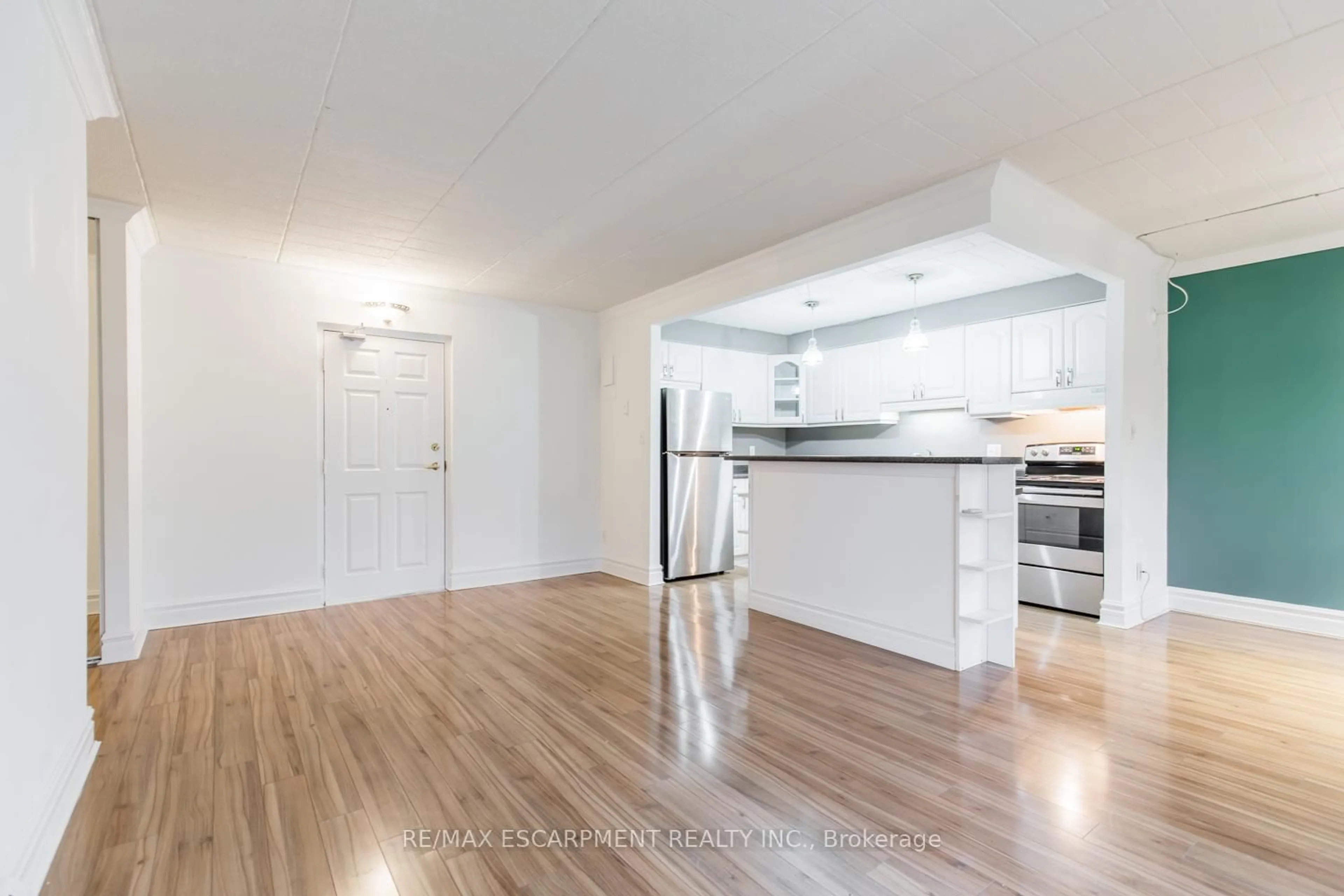 Open concept kitchen, wood/laminate floor for 20 John St #110, Grimsby Ontario L3M 1X5