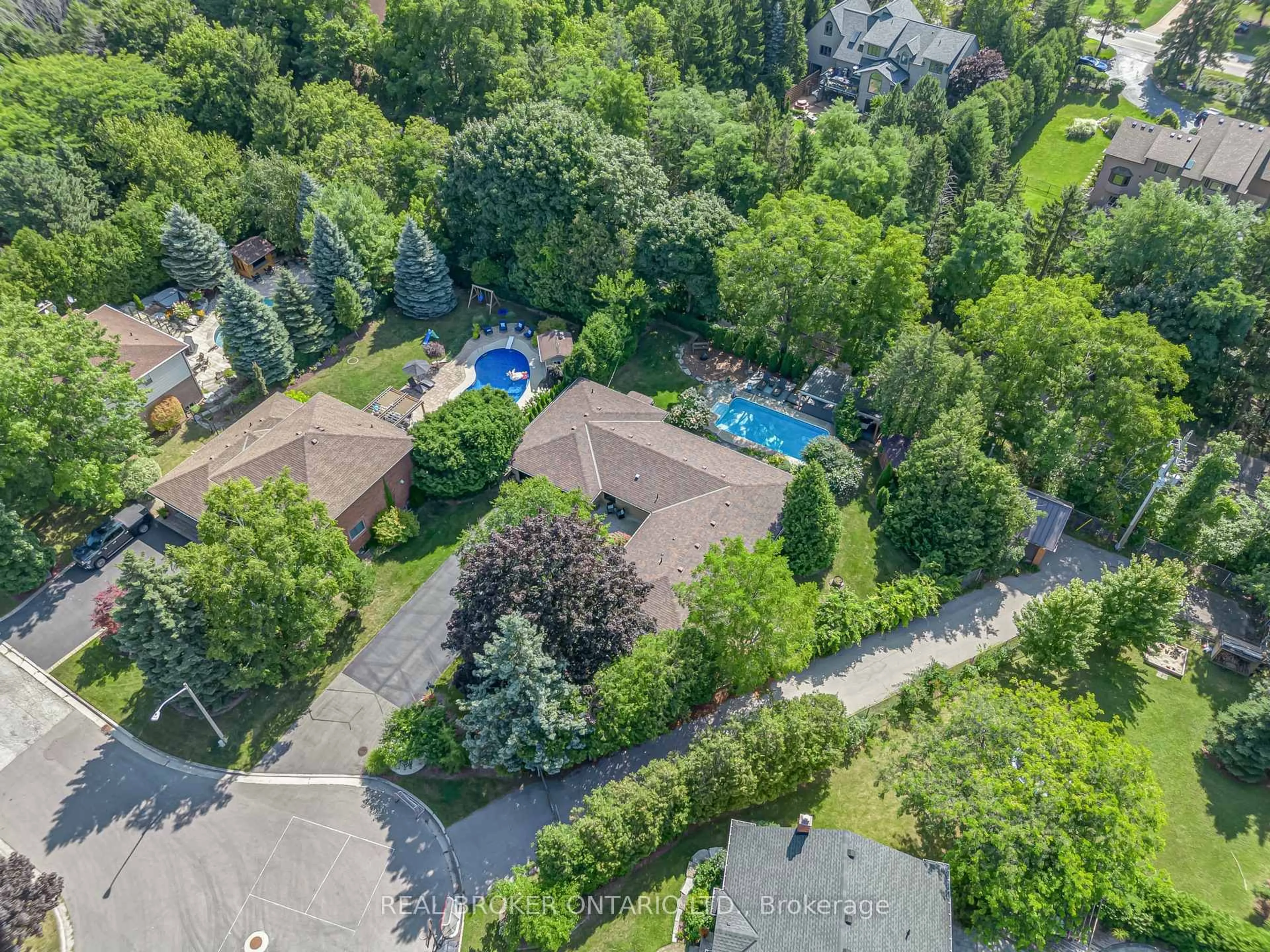 A pic from outside/outdoor area/front of a property/back of a property/a pic from drone, unknown for 30 Carl Cres, Hamilton Ontario L8B 0G5