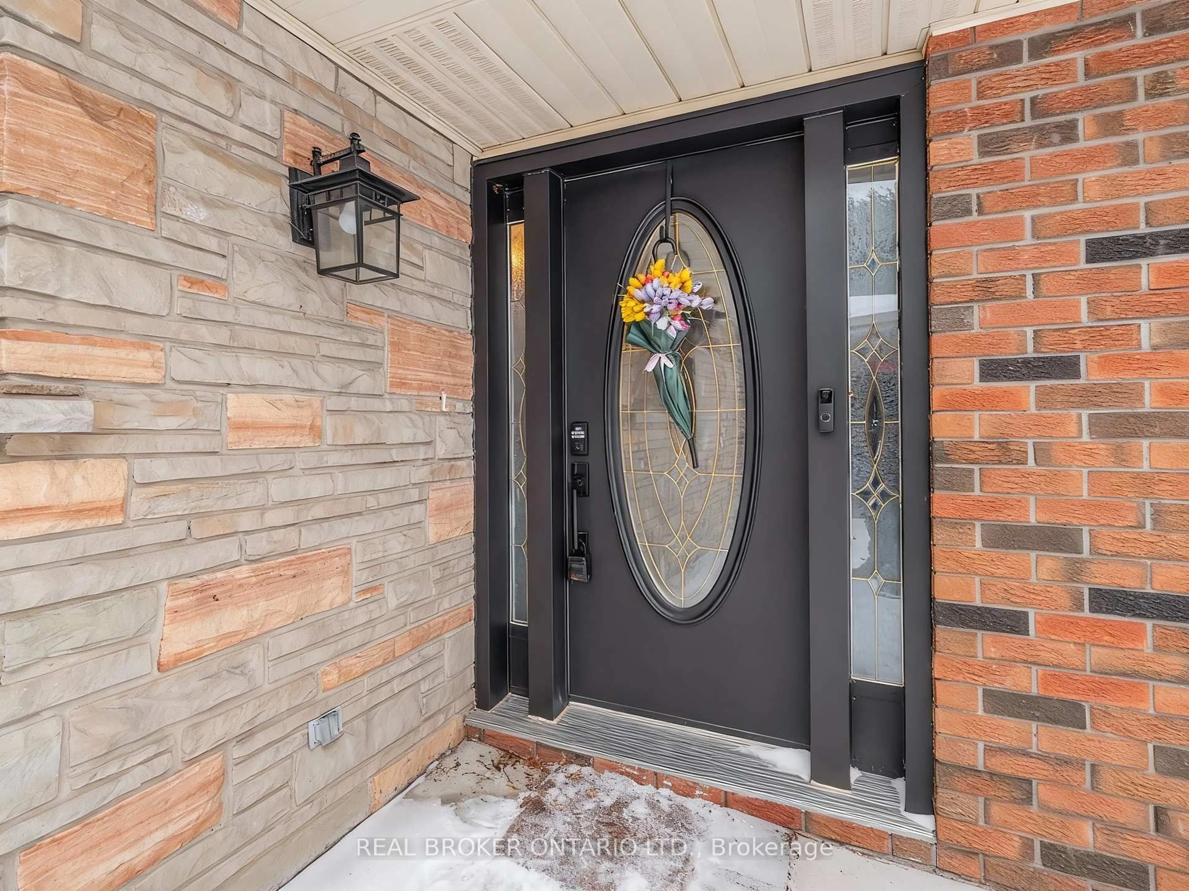 Indoor entryway for 30 Carl Cres, Hamilton Ontario L8B 0G5