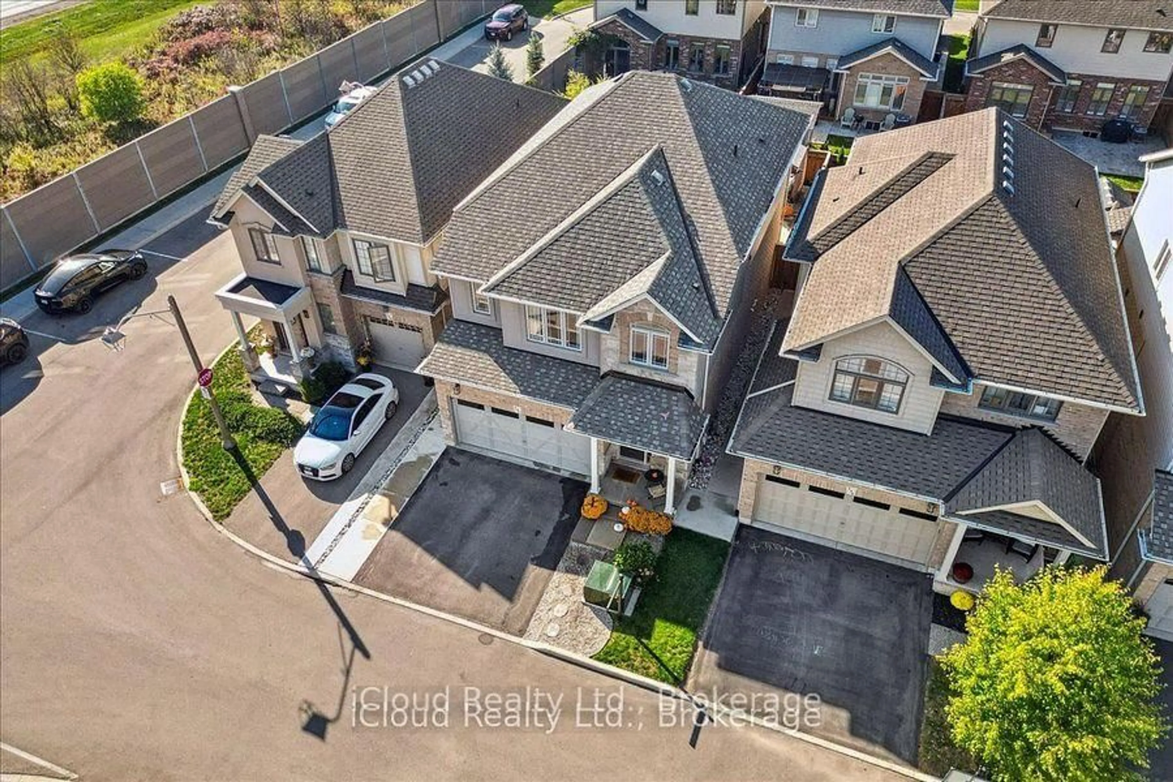 A pic from outside/outdoor area/front of a property/back of a property/a pic from drone, street for 136 Dunrobin Lane, Grimsby Ontario L3M 0H4