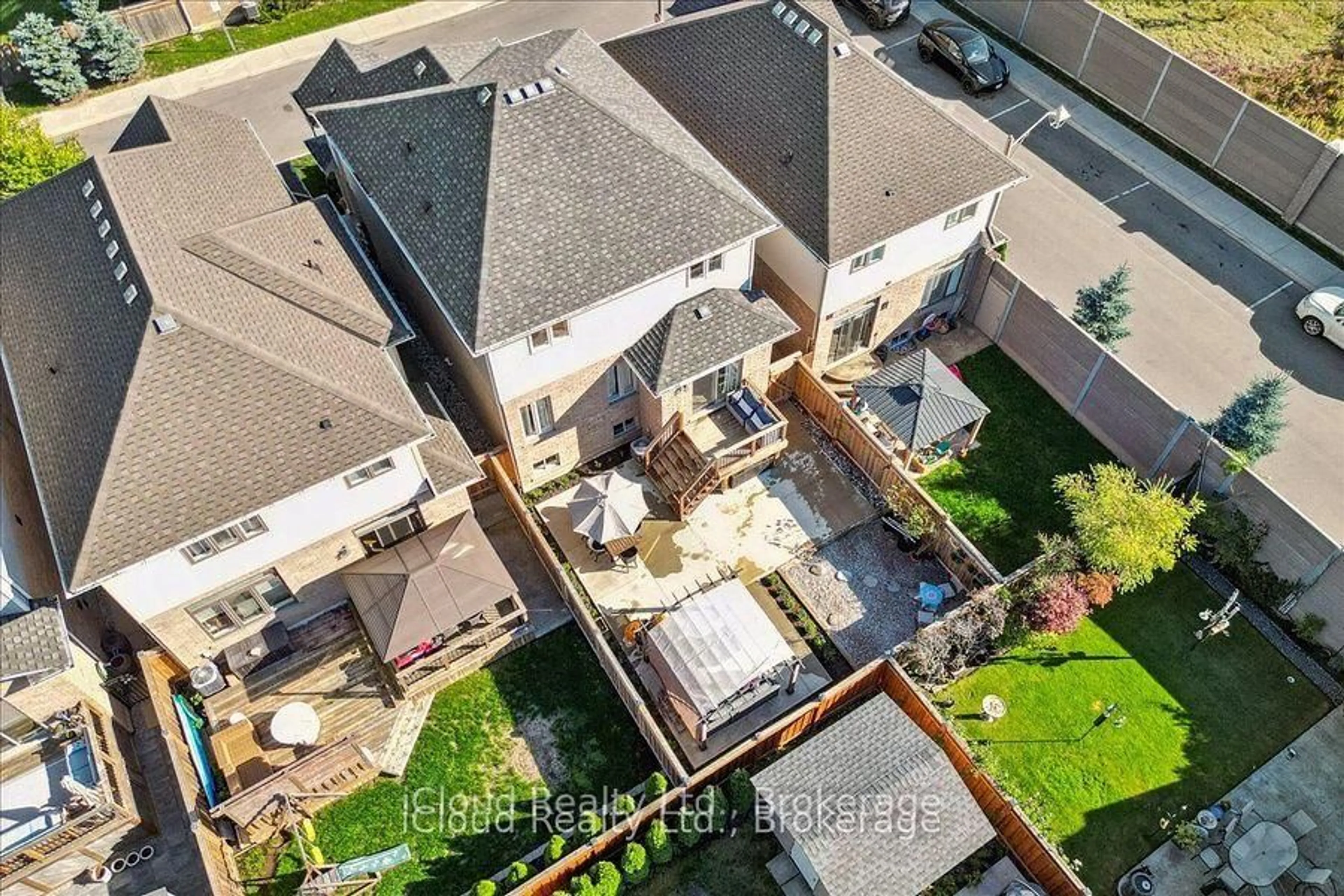 A pic from outside/outdoor area/front of a property/back of a property/a pic from drone, unknown for 136 Dunrobin Lane, Grimsby Ontario L3M 0H4