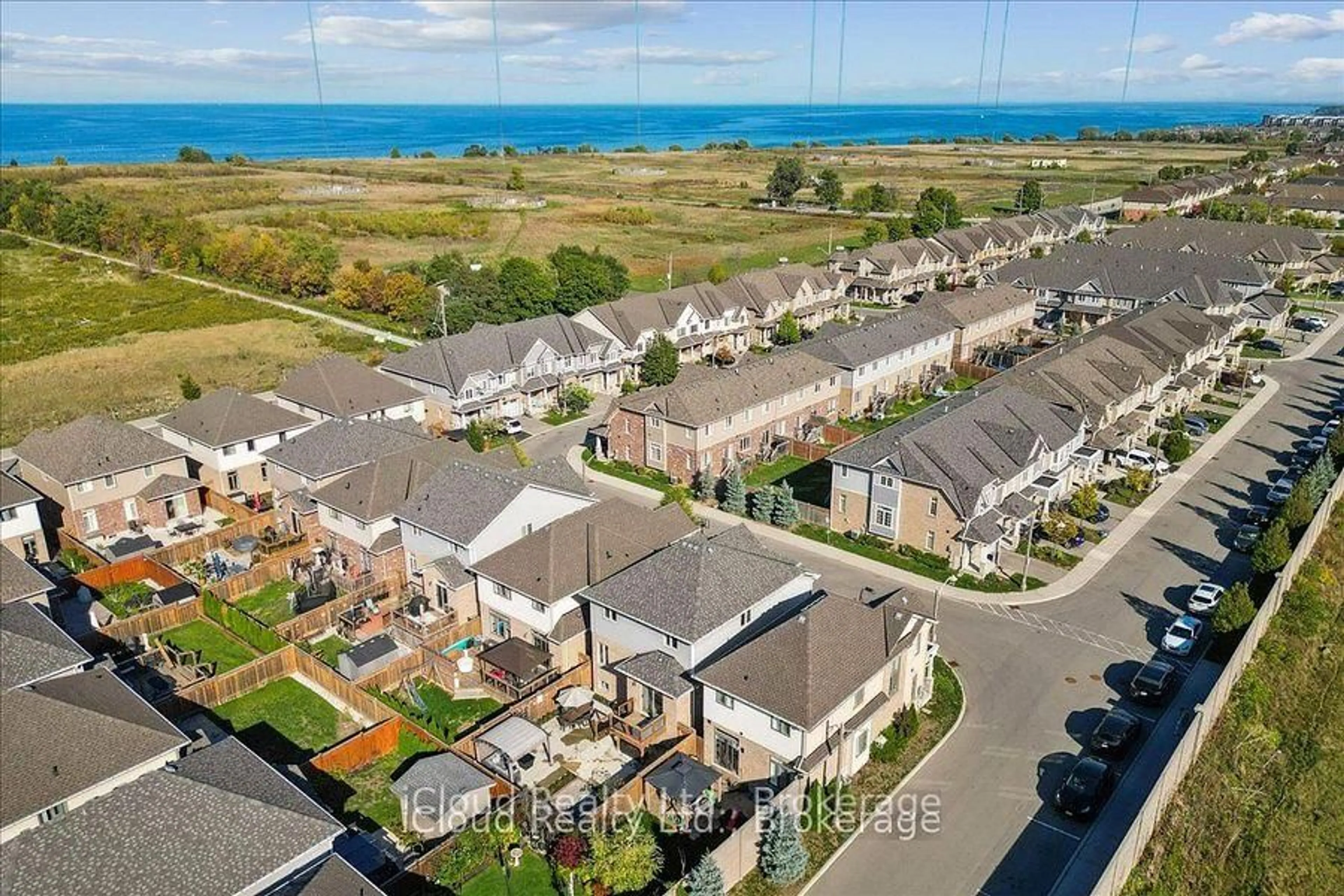 A pic from outside/outdoor area/front of a property/back of a property/a pic from drone, water/lake/river/ocean view for 136 Dunrobin Lane, Grimsby Ontario L3M 0H4