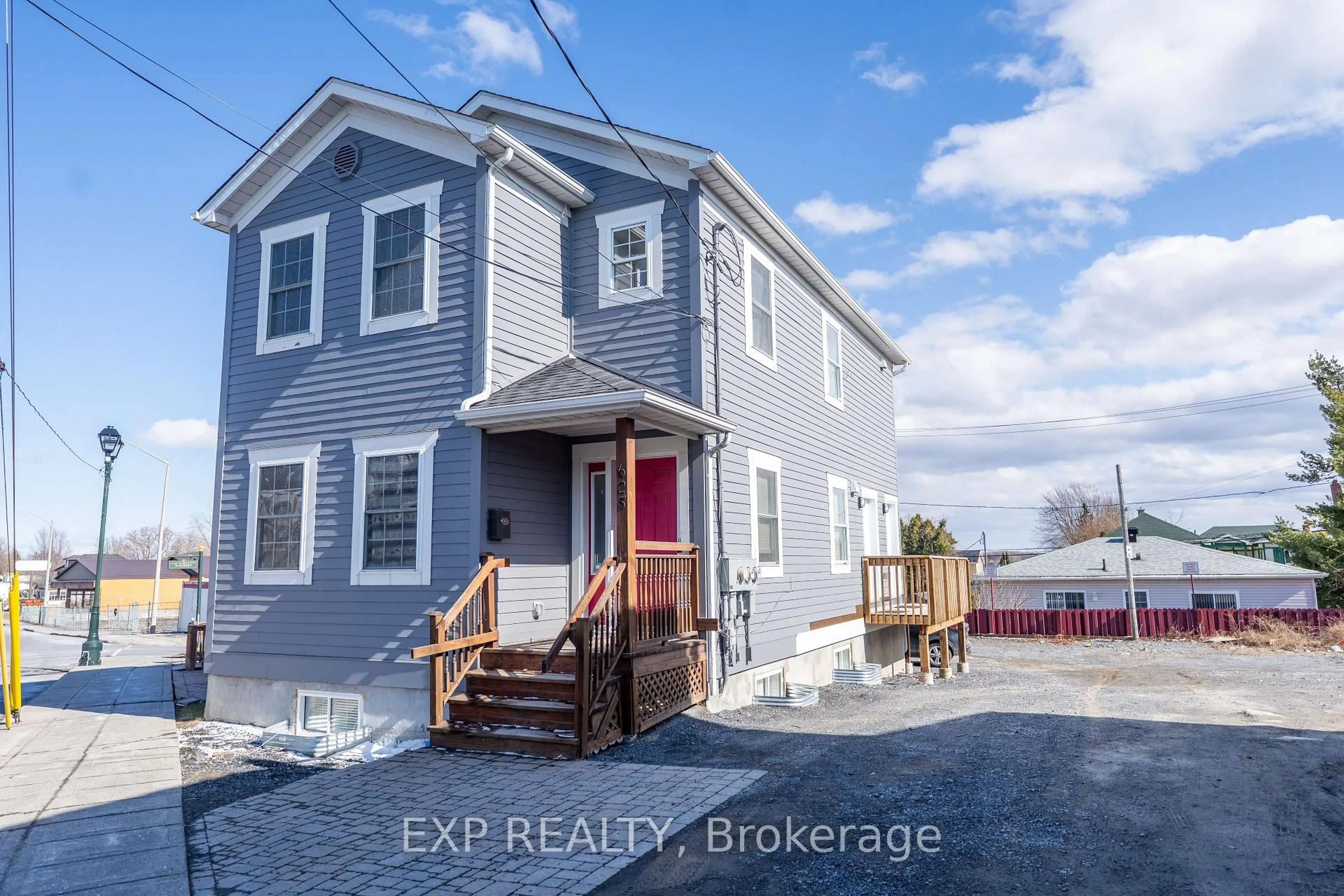 A pic from outside/outdoor area/front of a property/back of a property/a pic from drone, street for 625 Montreal Rd, Cornwall Ontario K6H 1C3