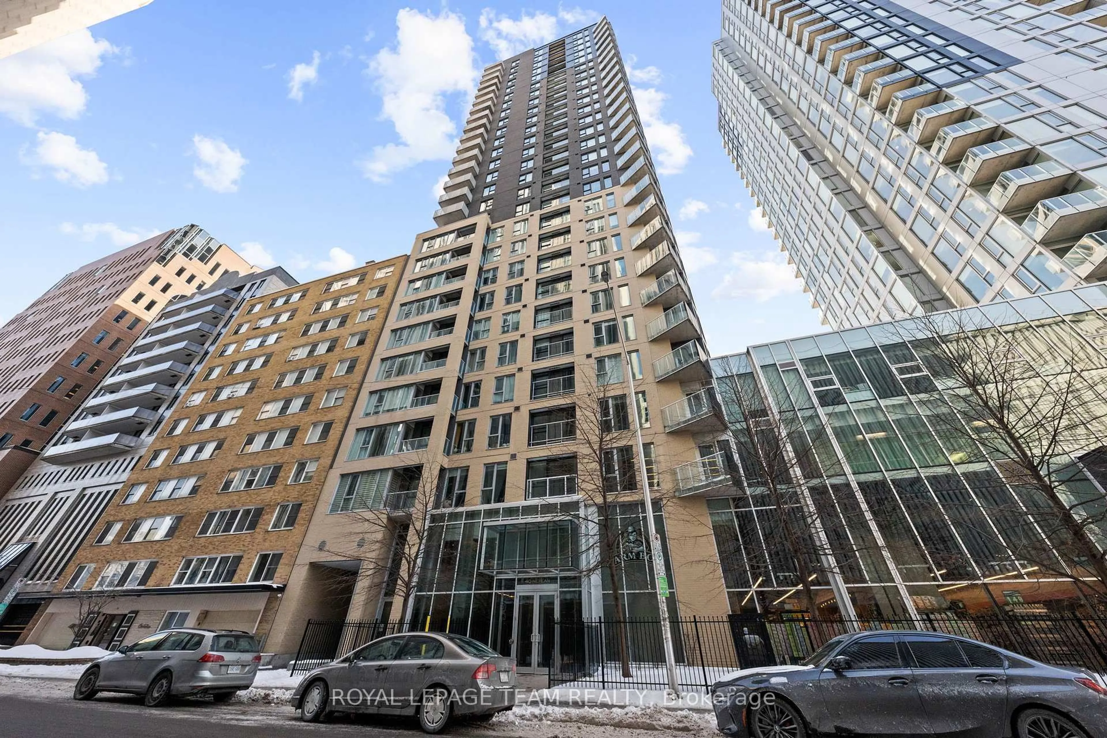 Indoor foyer for 40 Nepean St #907, Ottawa Ontario K2P 0X5