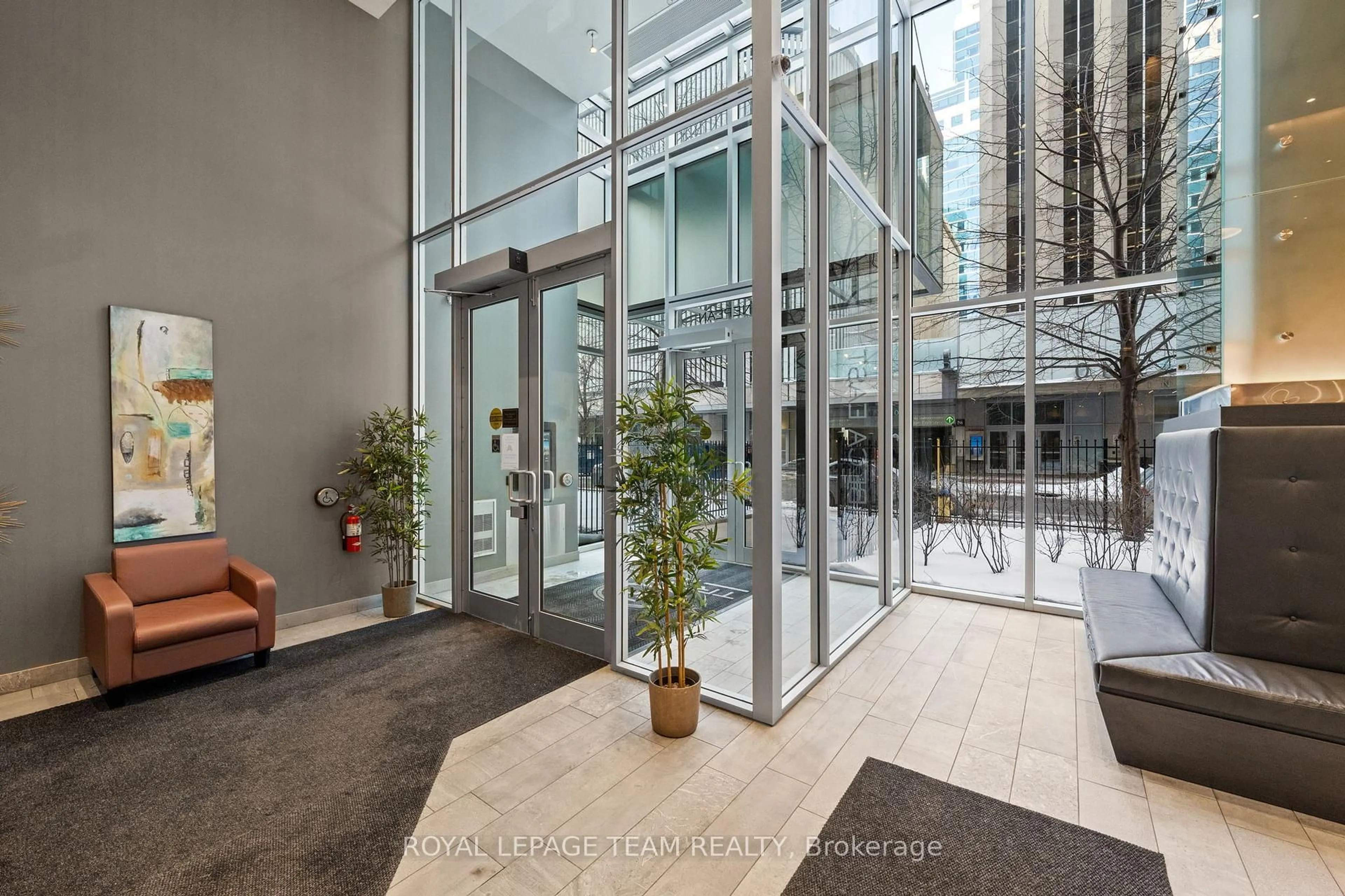 Indoor foyer for 40 Nepean St #907, Ottawa Ontario K2P 0X5