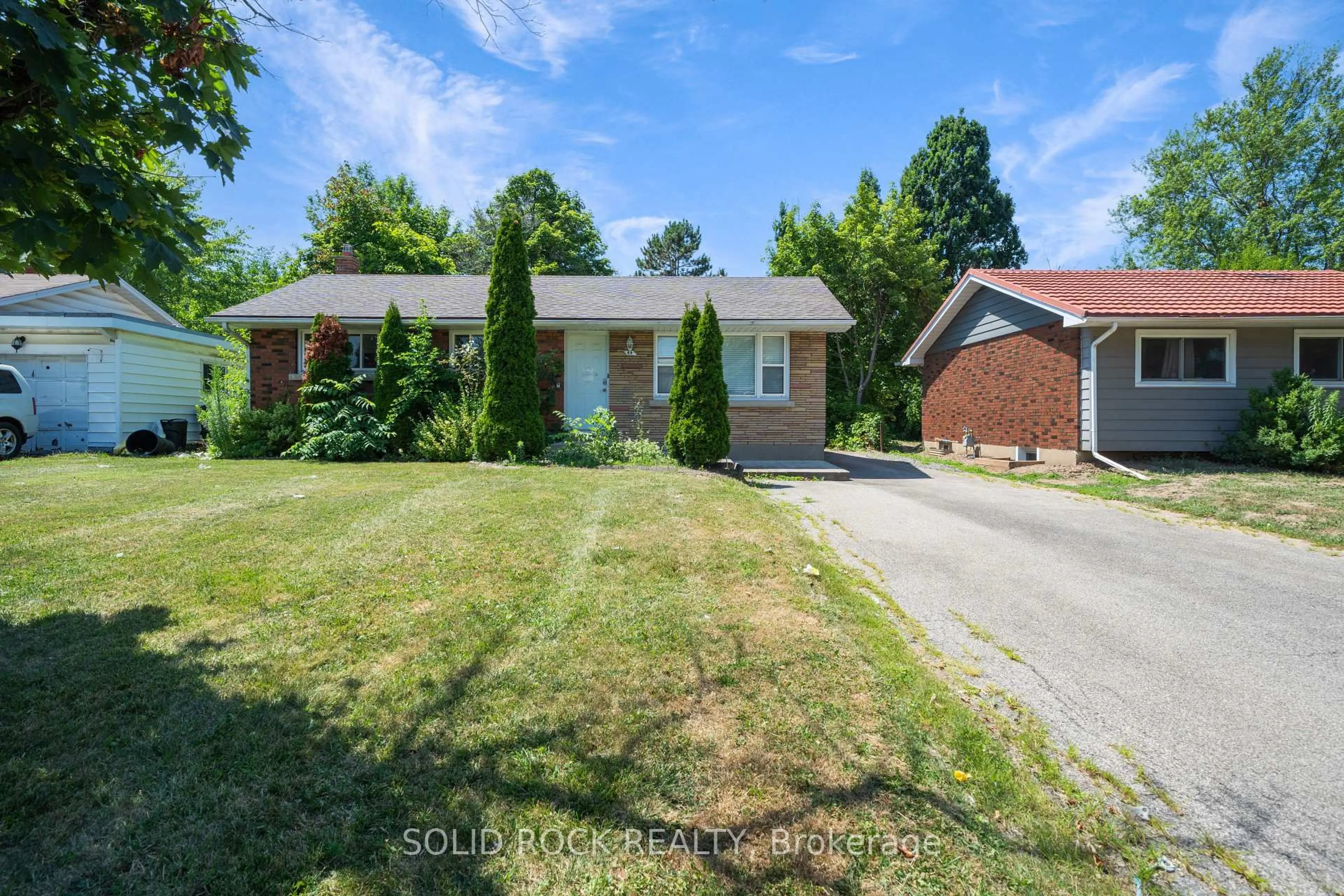A pic from outside/outdoor area/front of a property/back of a property/a pic from drone, street for 84 Jacobson Ave, St. Catharines Ontario L2W 1A2