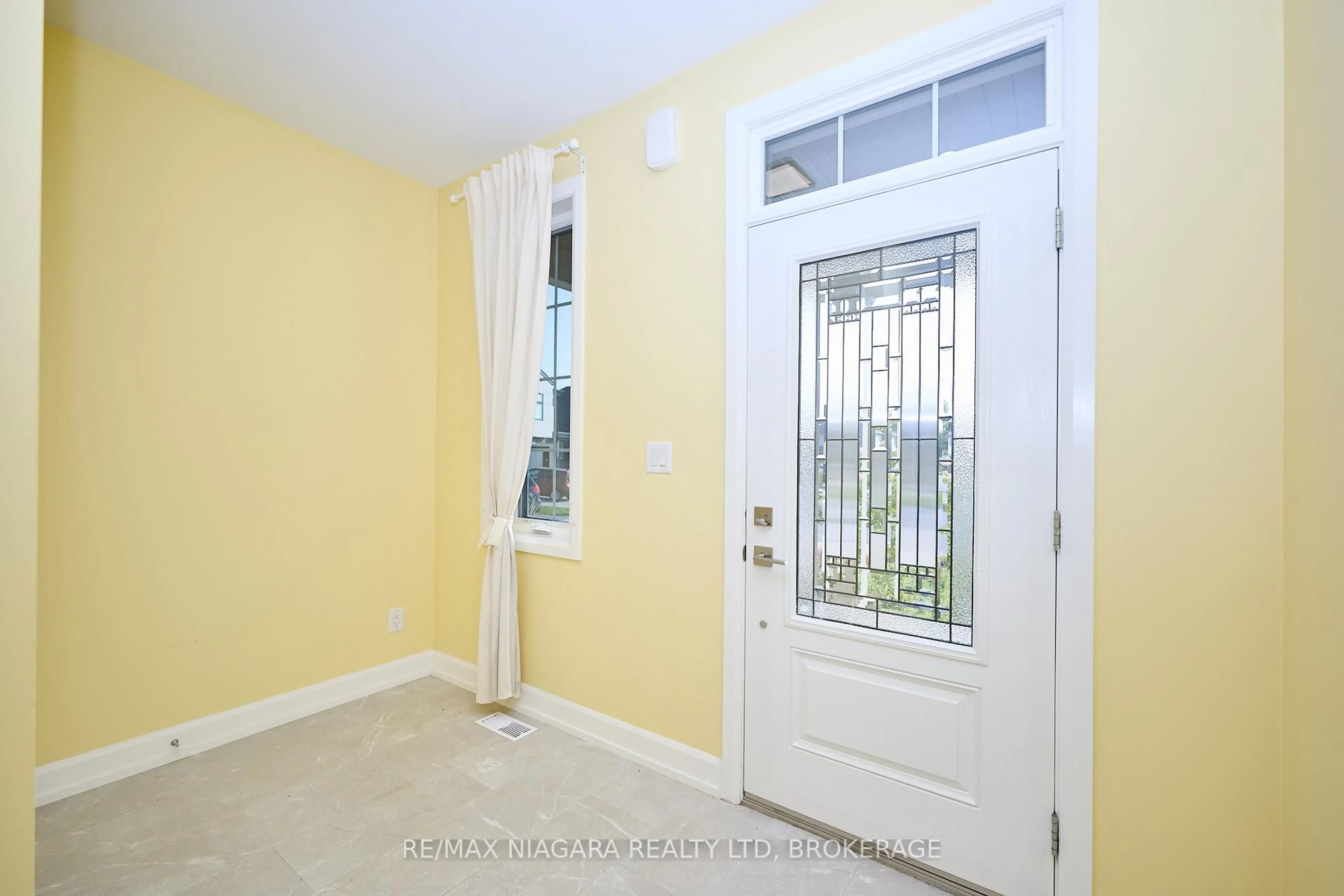 Indoor entryway for 3947 Mitchell Cres, Fort Erie Ontario L0S 1S0