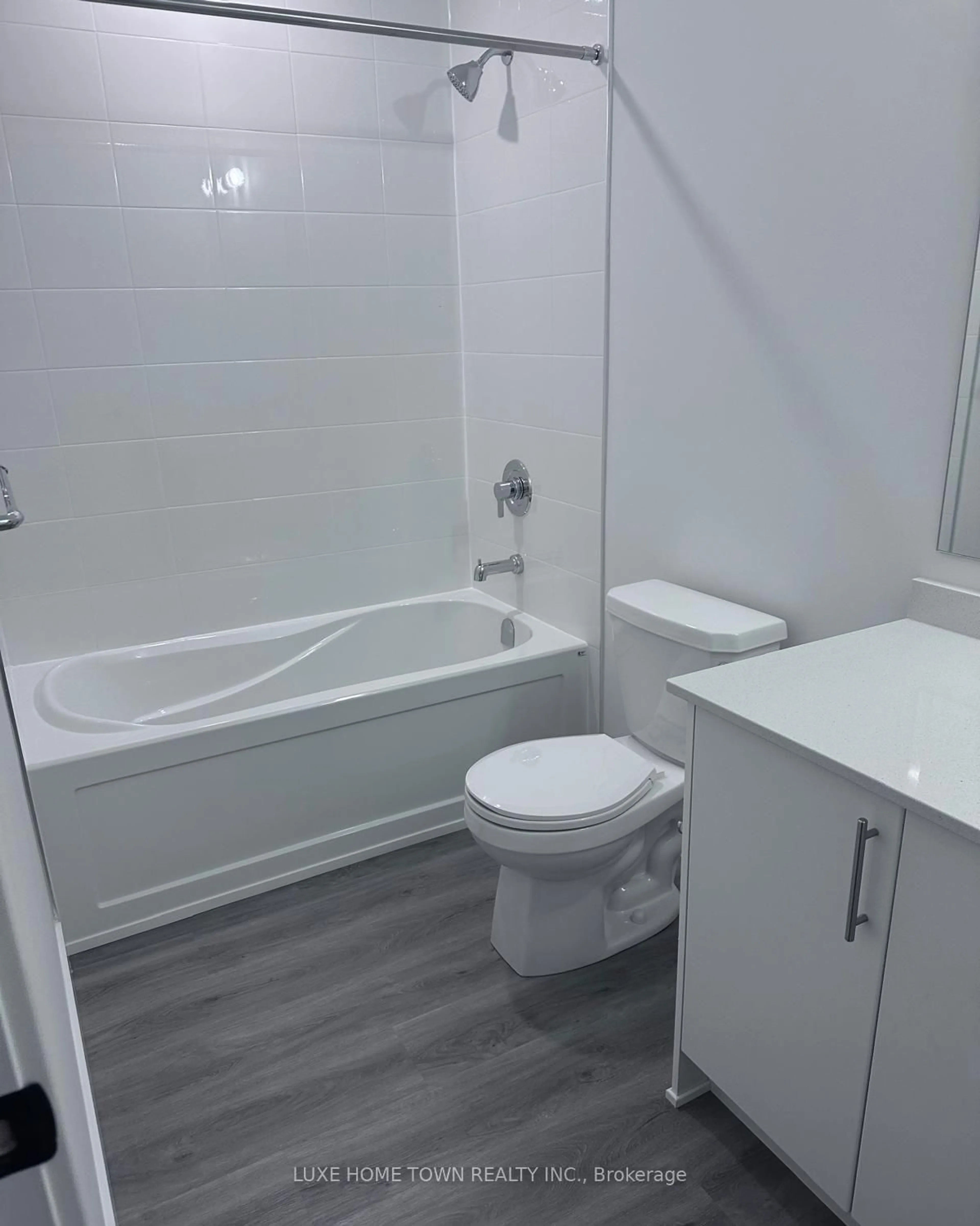 Standard bathroom, unknown for 1000 Lackner Blvd #315, Kitchener Ontario N2A 0L9