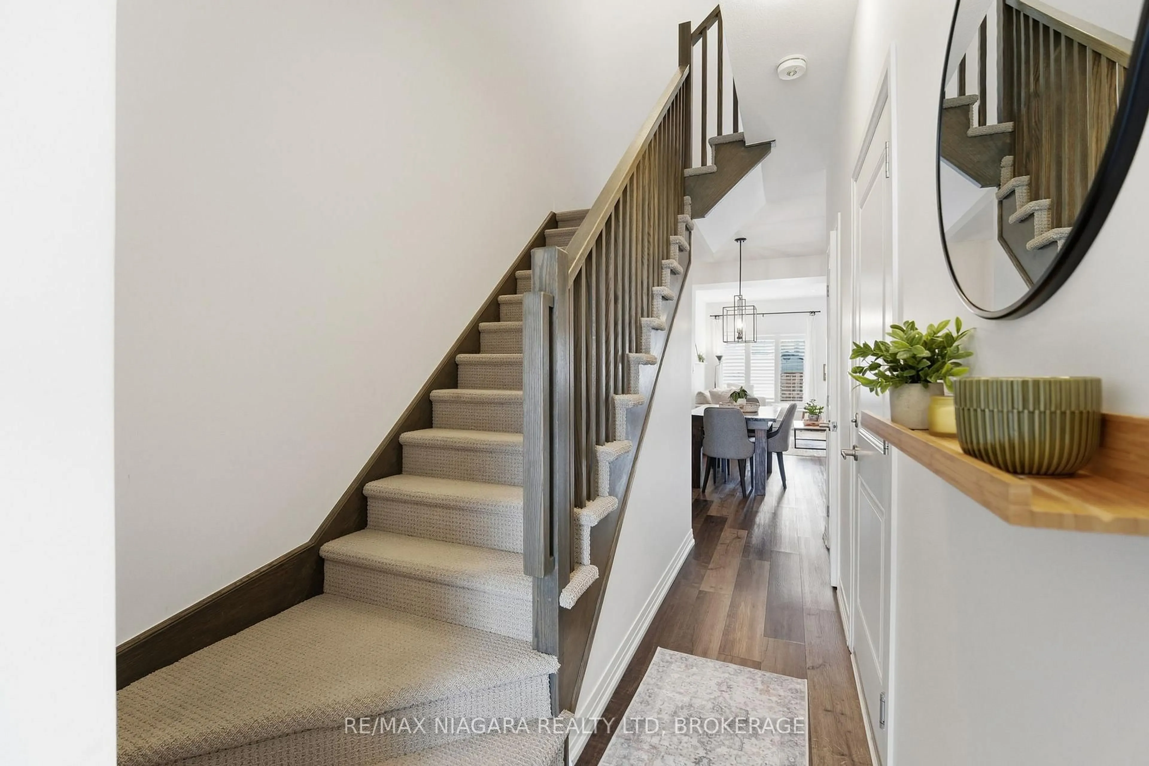 Indoor entryway for 4004 Crown St, Lincoln Ontario L0R 1B4