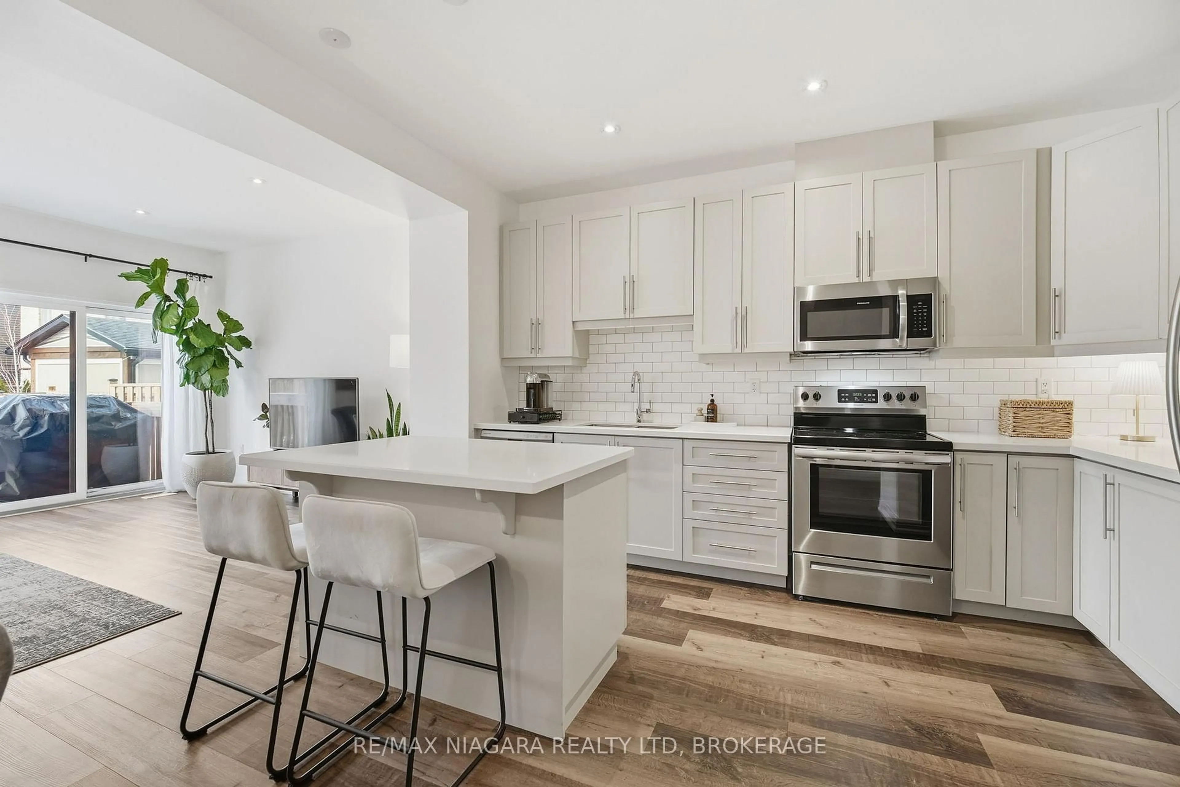 Open concept kitchen, unknown for 4004 Crown St, Lincoln Ontario L0R 1B4