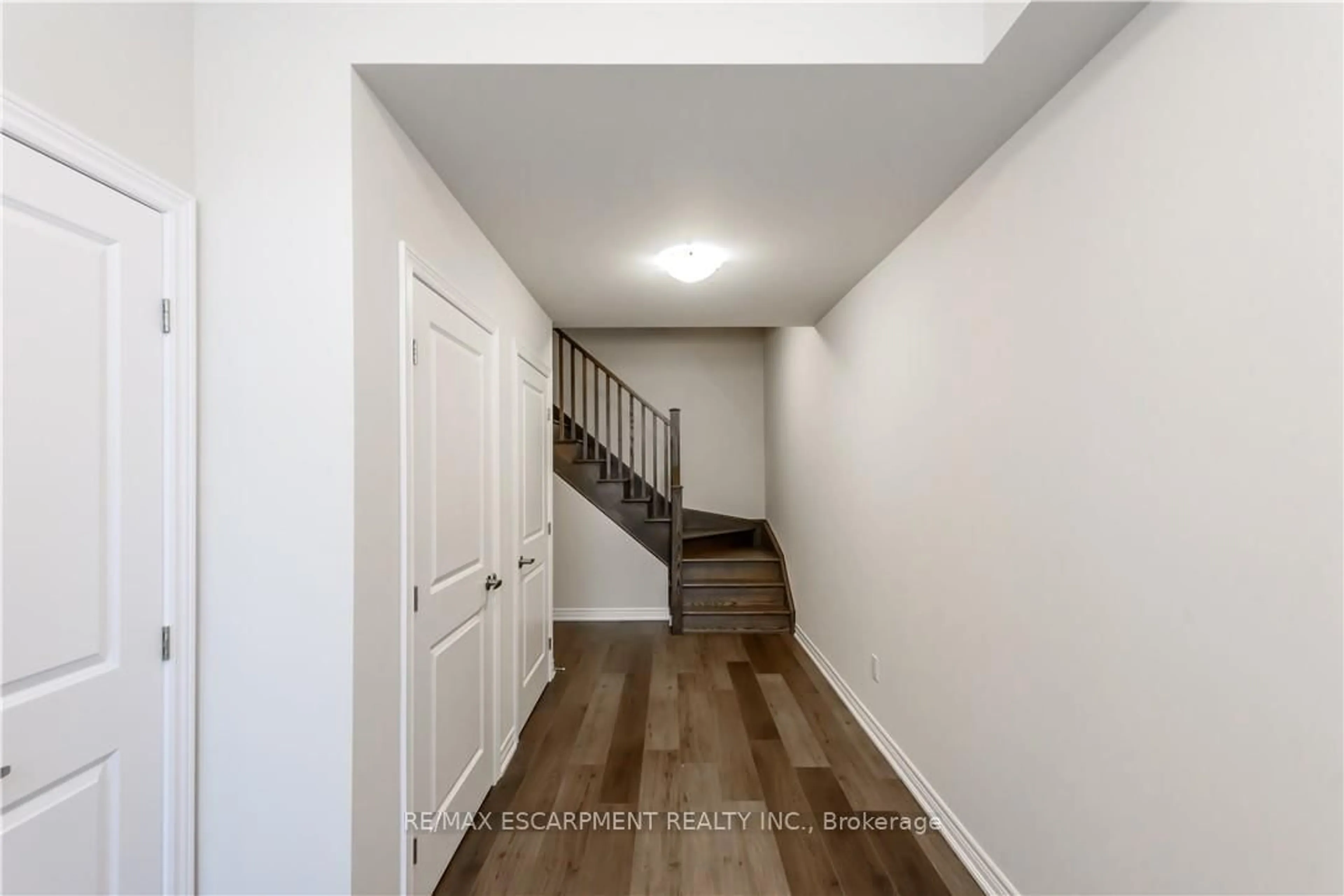 Indoor entryway for 27 Rachel Dr #5, Hamilton Ontario L8E 0K6