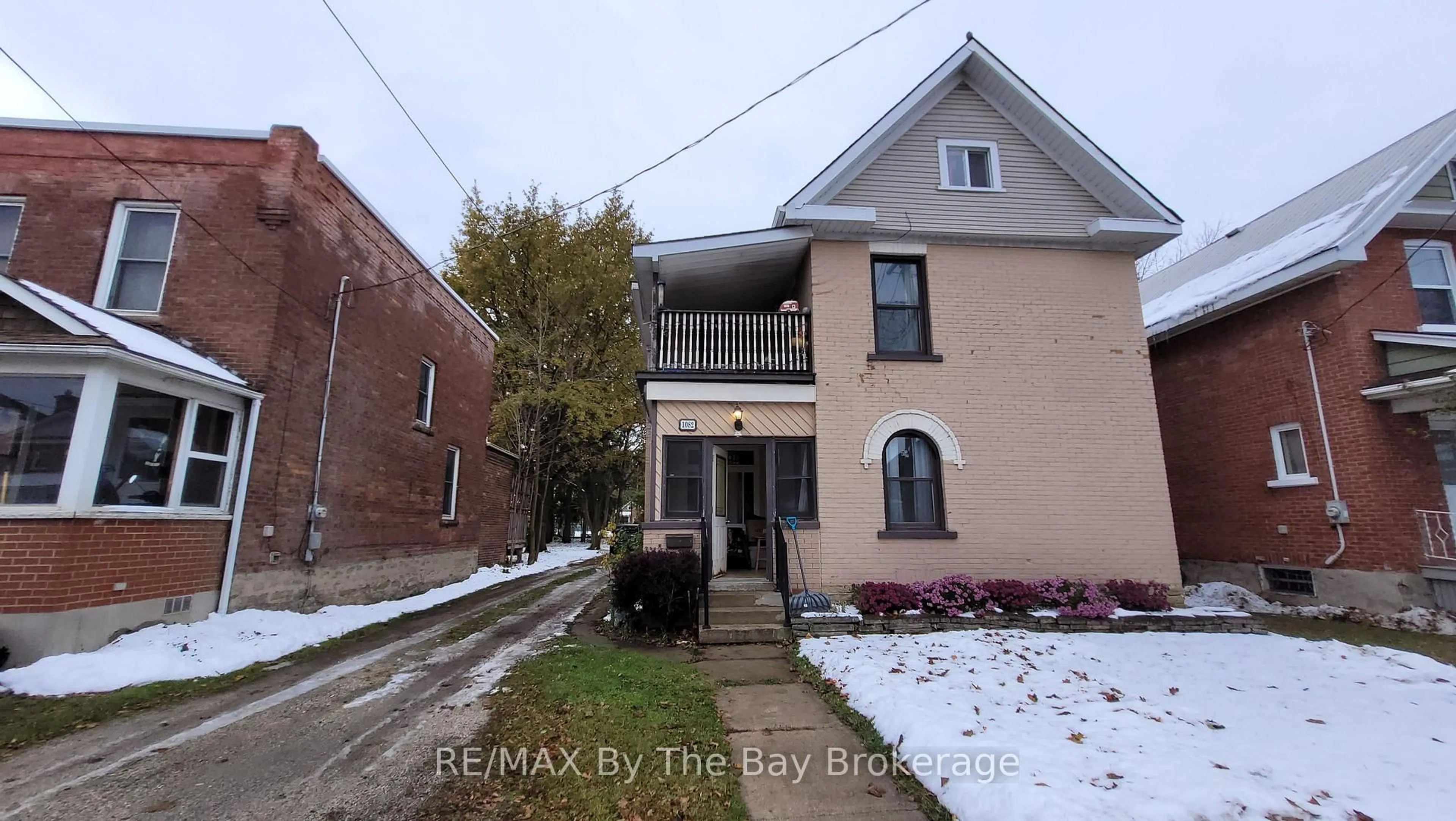 Home with brick exterior material, building for 1082 2ND Ave, Owen Sound Ontario N4K 4N1