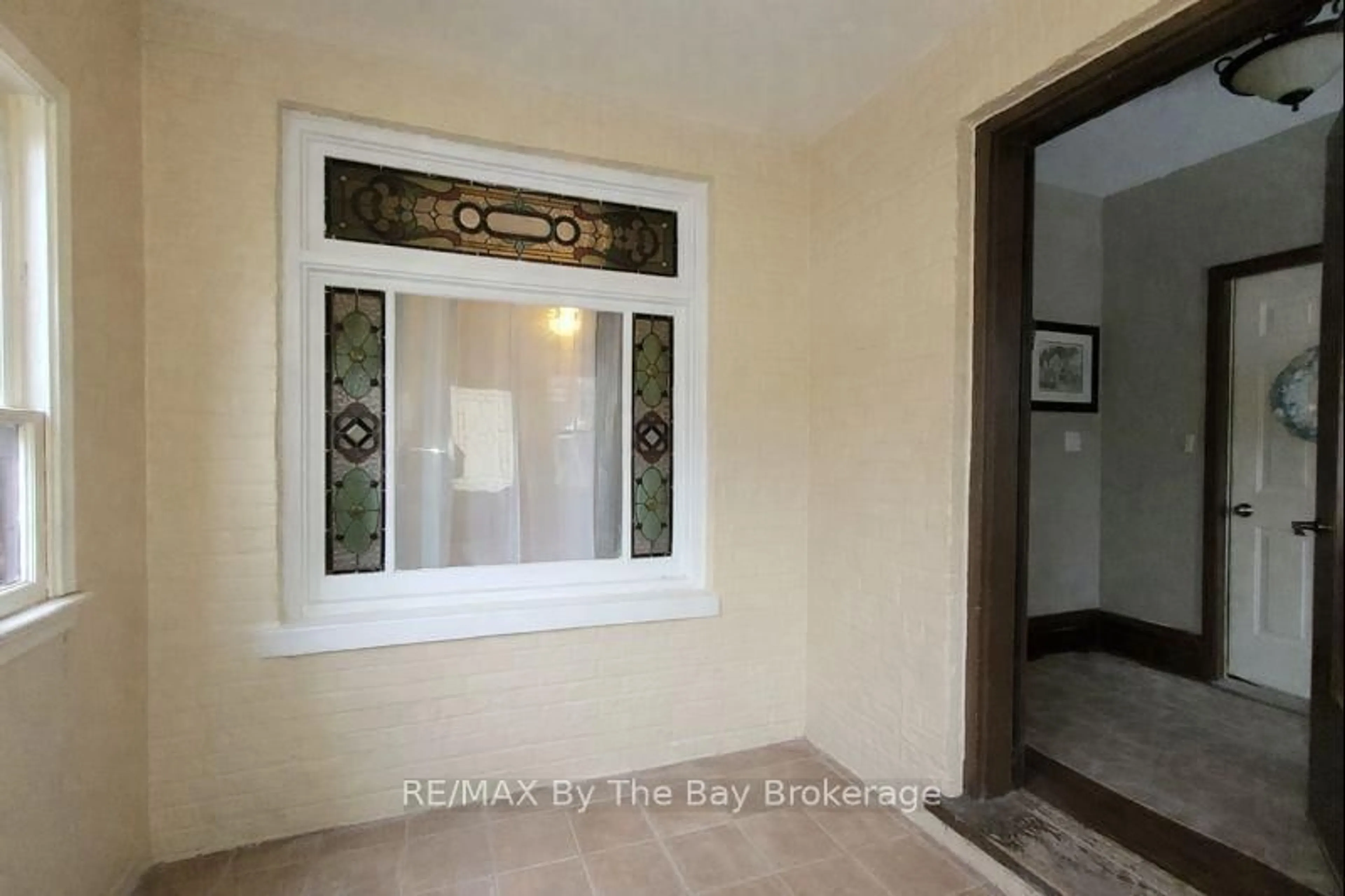 Indoor entryway for 1082 2ND Ave, Owen Sound Ontario N4K 4N1