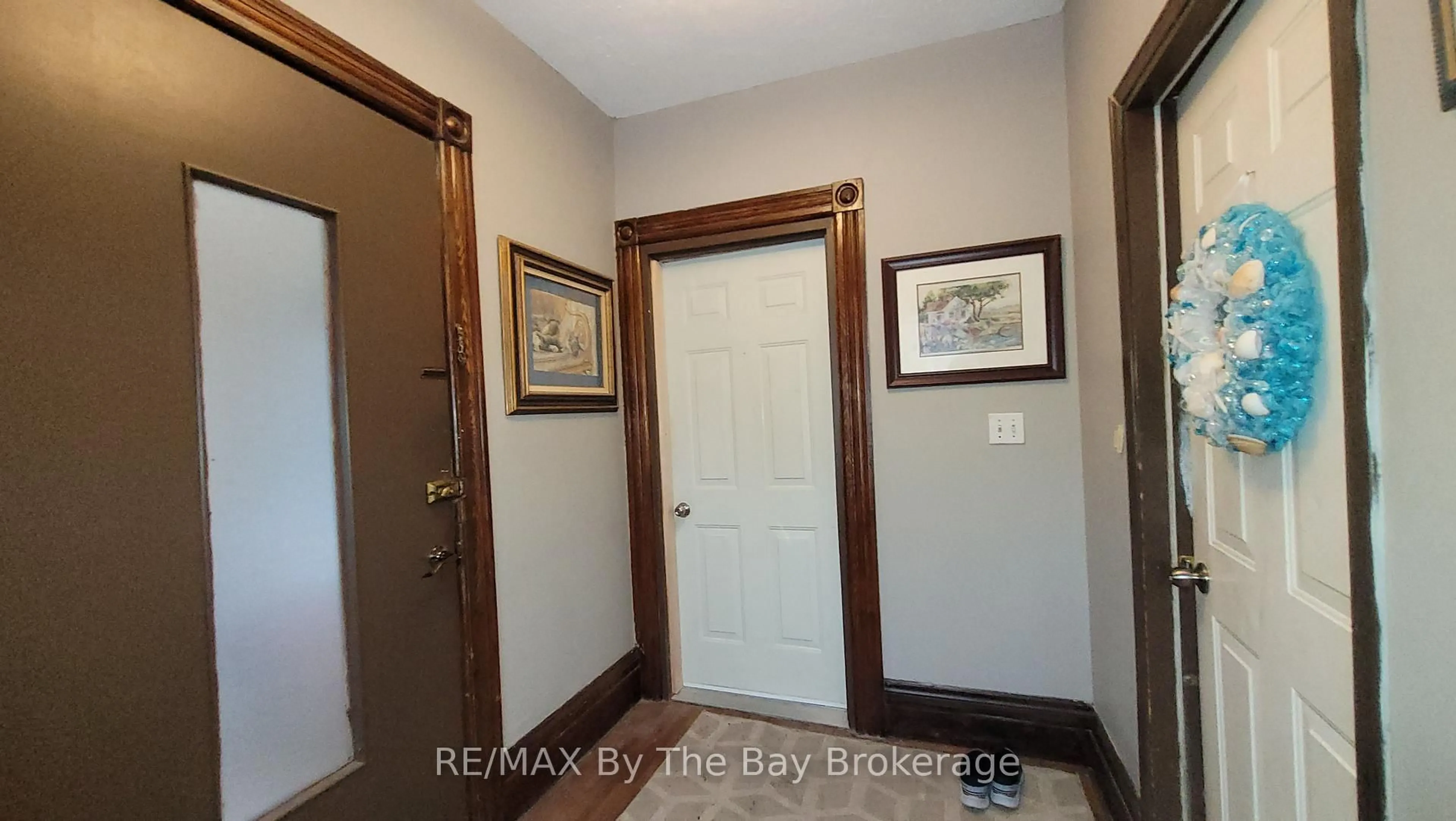 Indoor entryway for 1082 2ND Ave, Owen Sound Ontario N4K 4N1