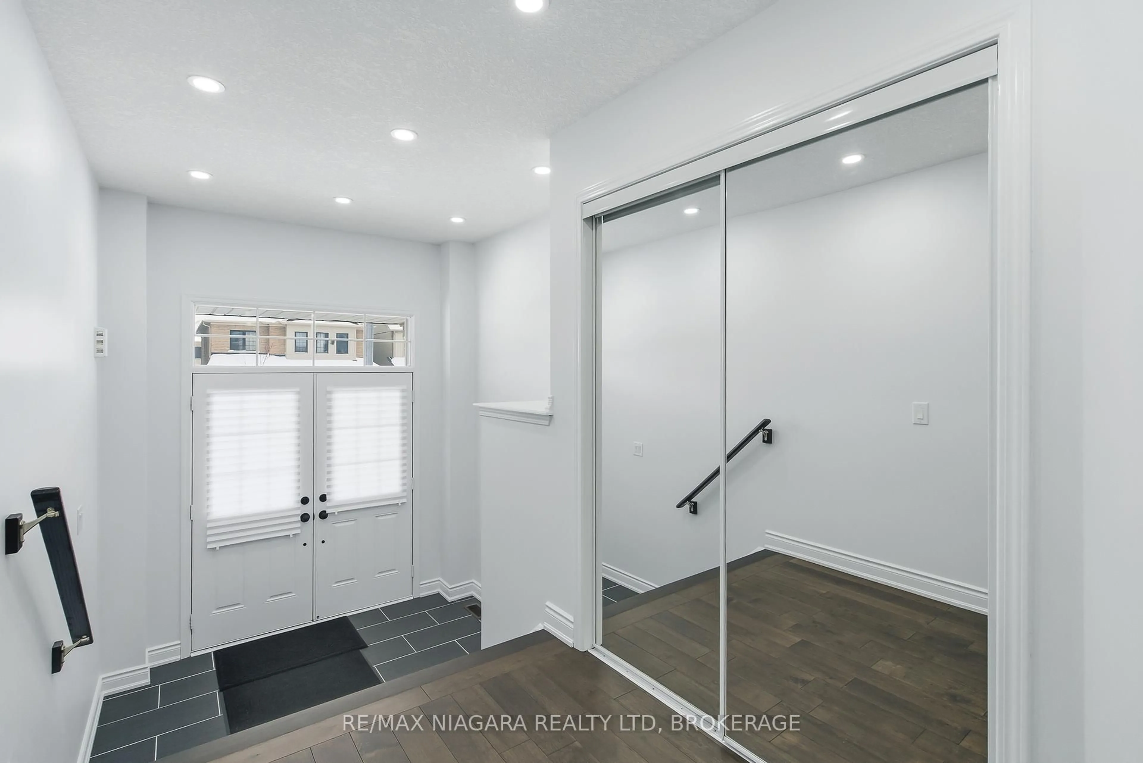 Indoor entryway for 8139 Buckeye Cres, Niagara Falls Ontario L2H 2Y6