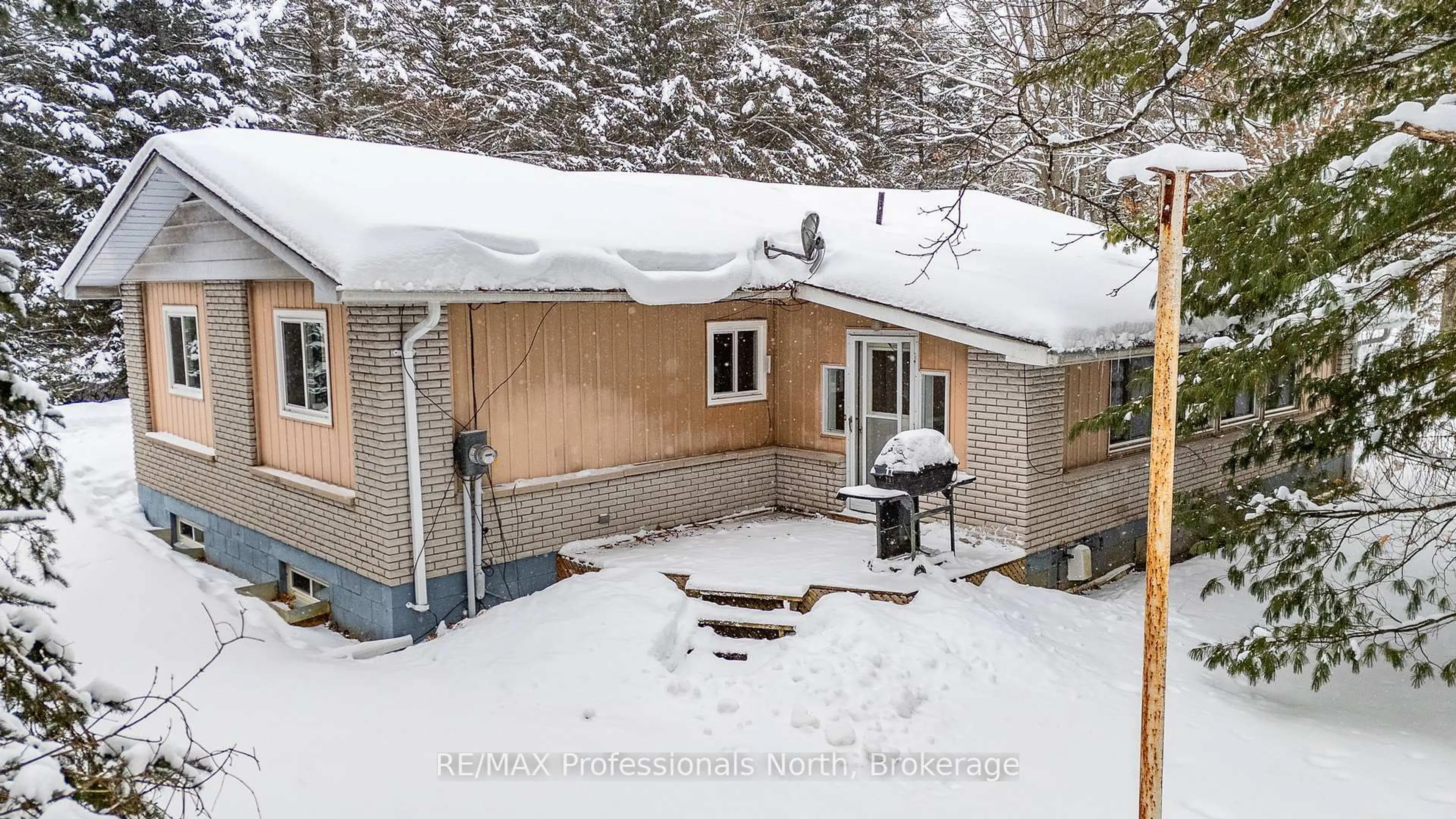 A pic from outside/outdoor area/front of a property/back of a property/a pic from drone, street for 73 Invergordon Ave, Minden Hills Ontario K0M 2K0