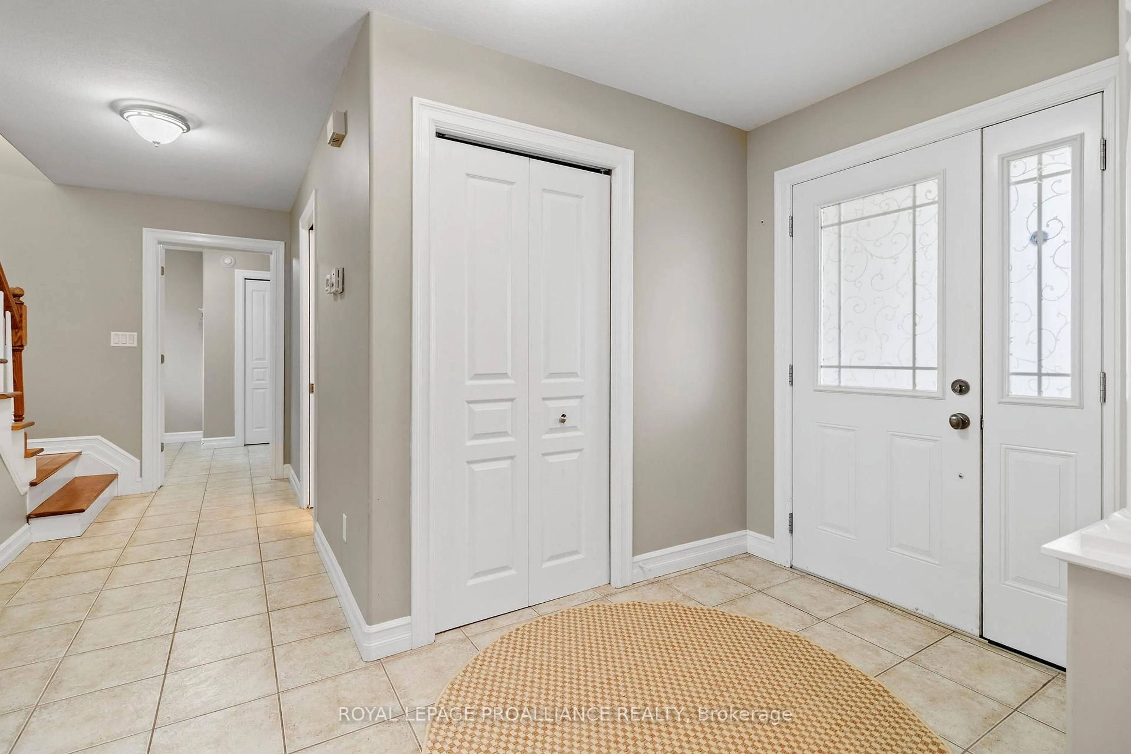Indoor entryway for 1009 Crestwood Dr, Brockville Ontario K6V 7N1