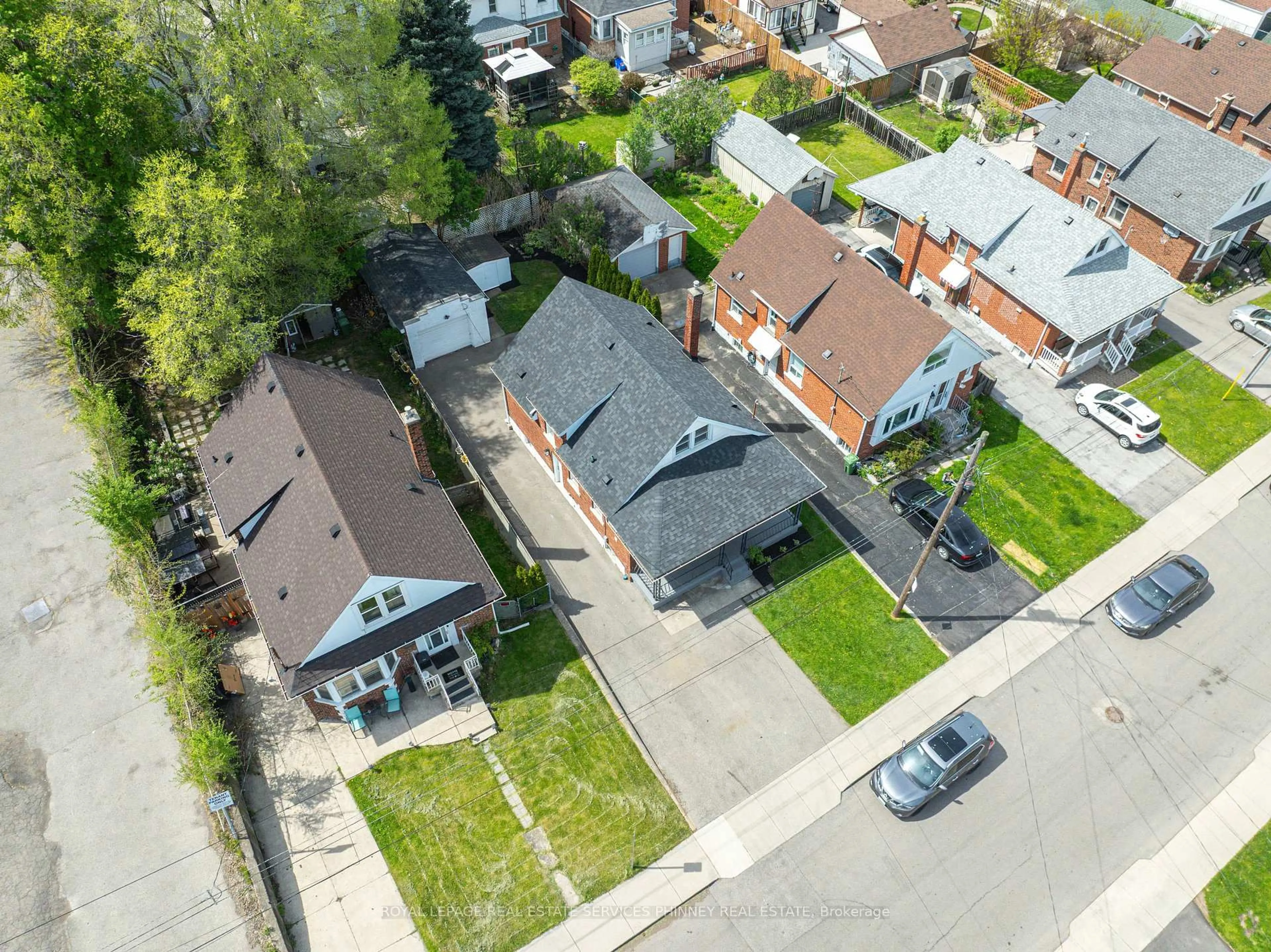 A pic from outside/outdoor area/front of a property/back of a property/a pic from drone, street for 256 Walter Ave, Hamilton Ontario L8K 3L4