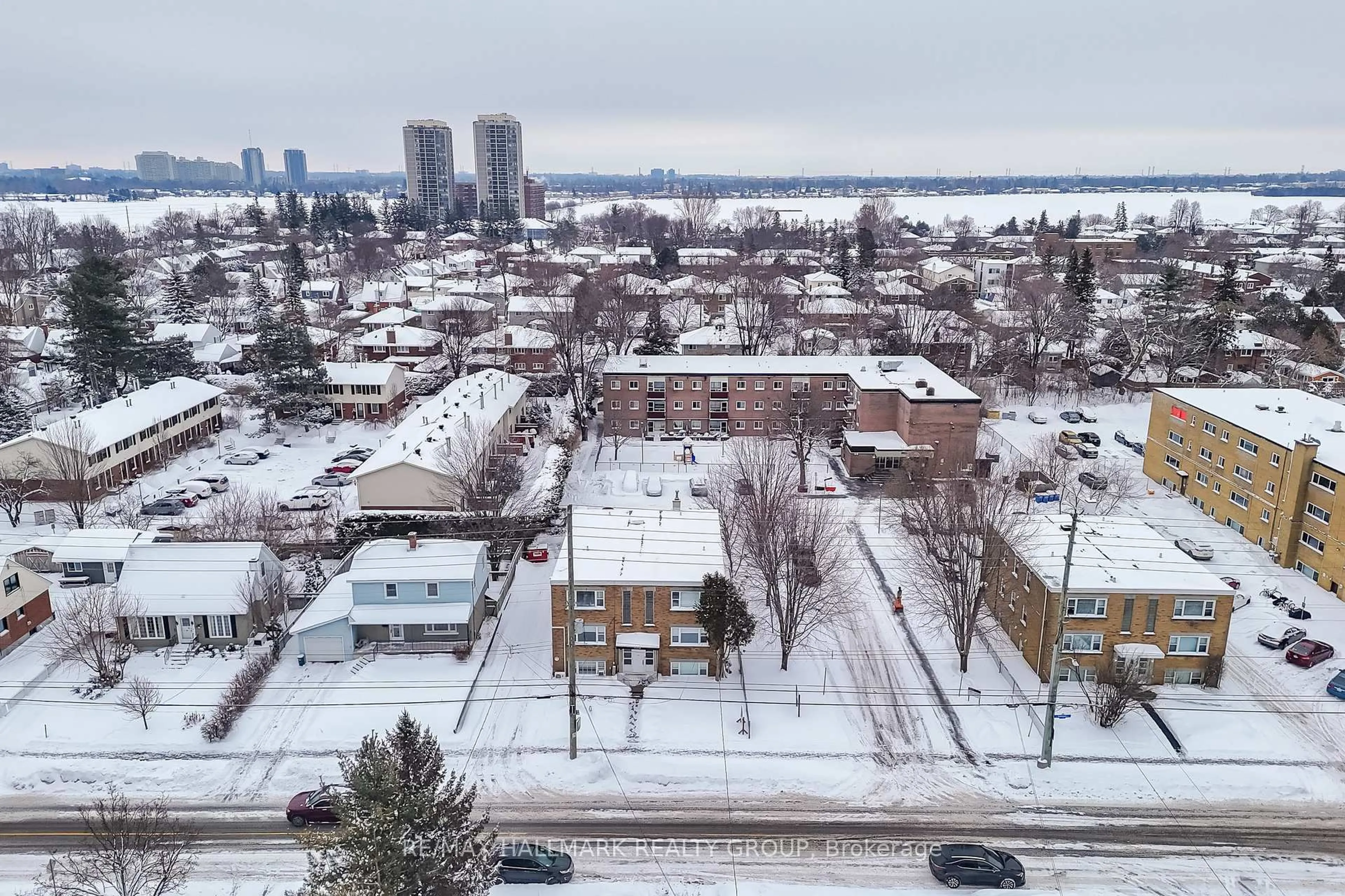 A pic from outside/outdoor area/front of a property/back of a property/a pic from drone, city buildings view from balcony for 1176 Shillington Ave, Ottawa Ontario K1Z 7Z4