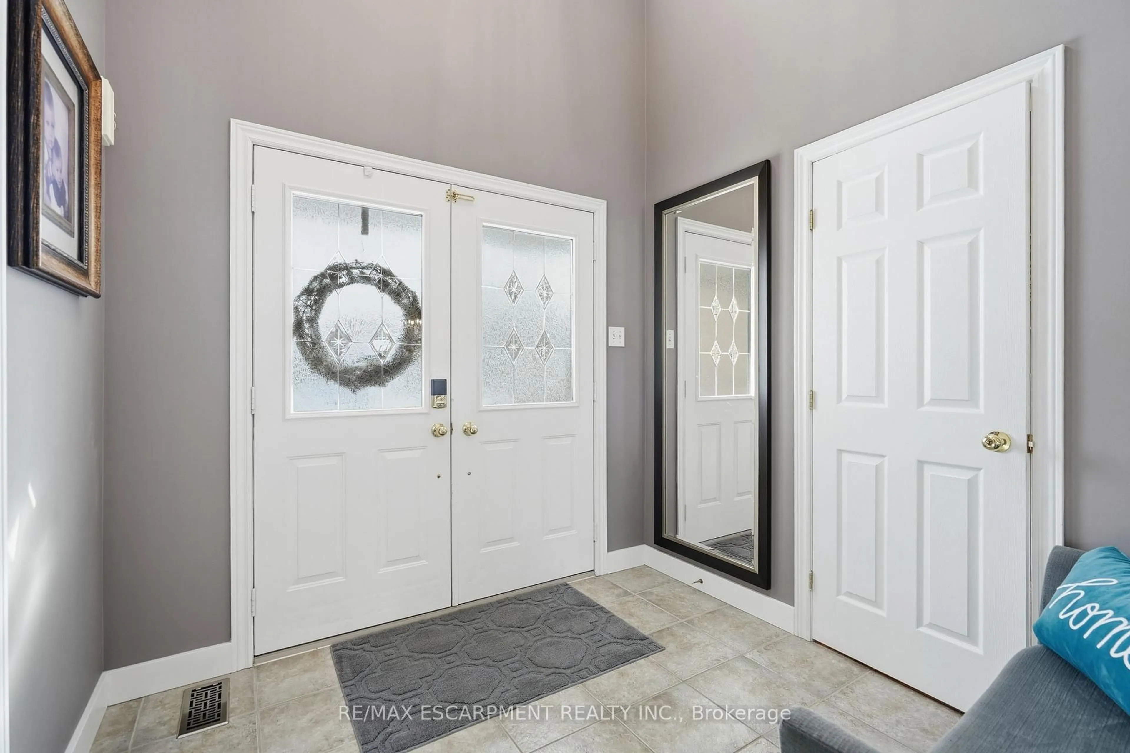 Indoor entryway for 39 Wilbur Dr, Hamilton Ontario L0R 1C0