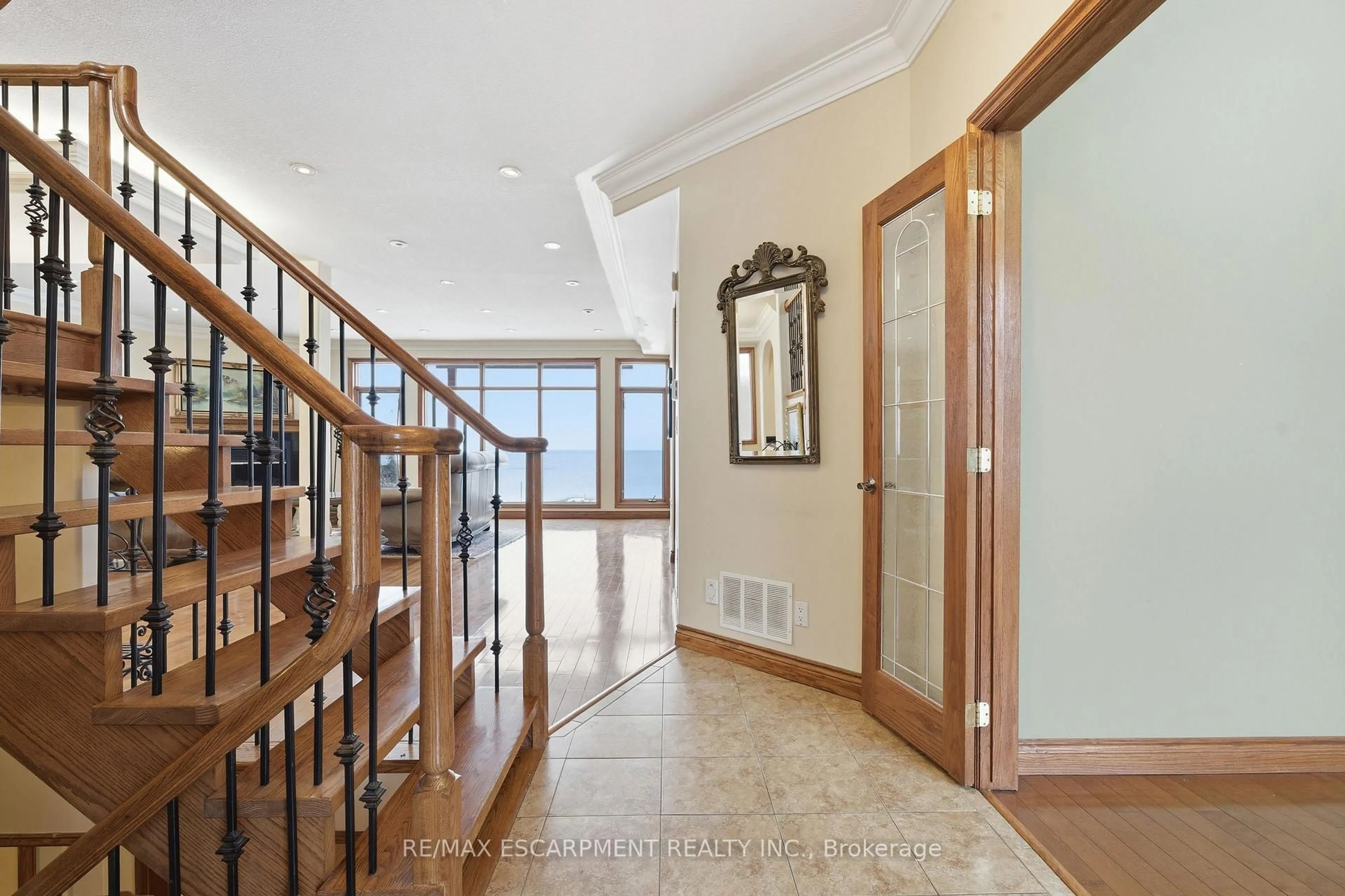 Indoor foyer for 4 Lakeside Dr, Hamilton Ontario L8E 5C1