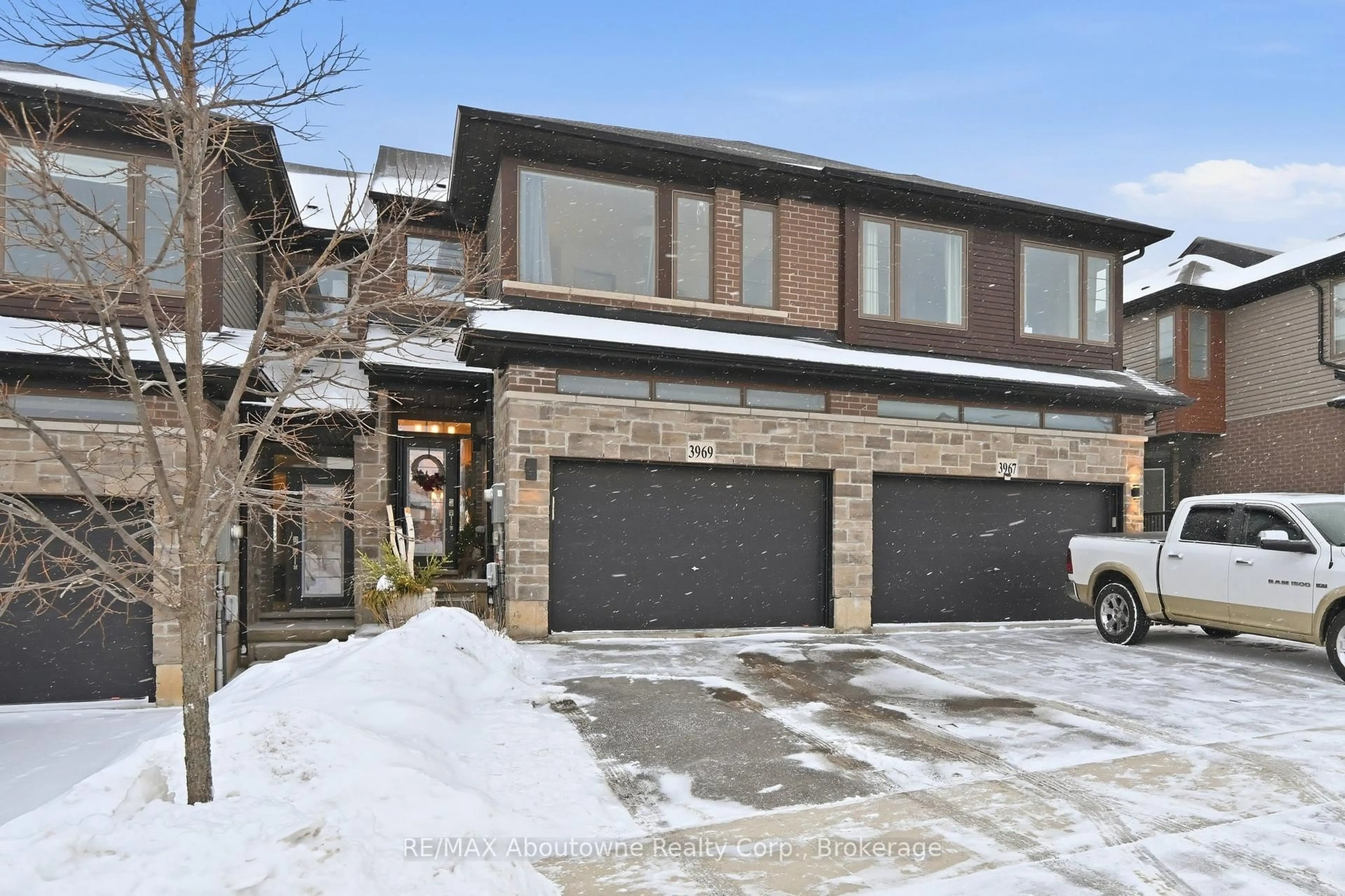 Home with brick exterior material, street for 3969 Crown St, Lincoln Ontario L3J 0S7