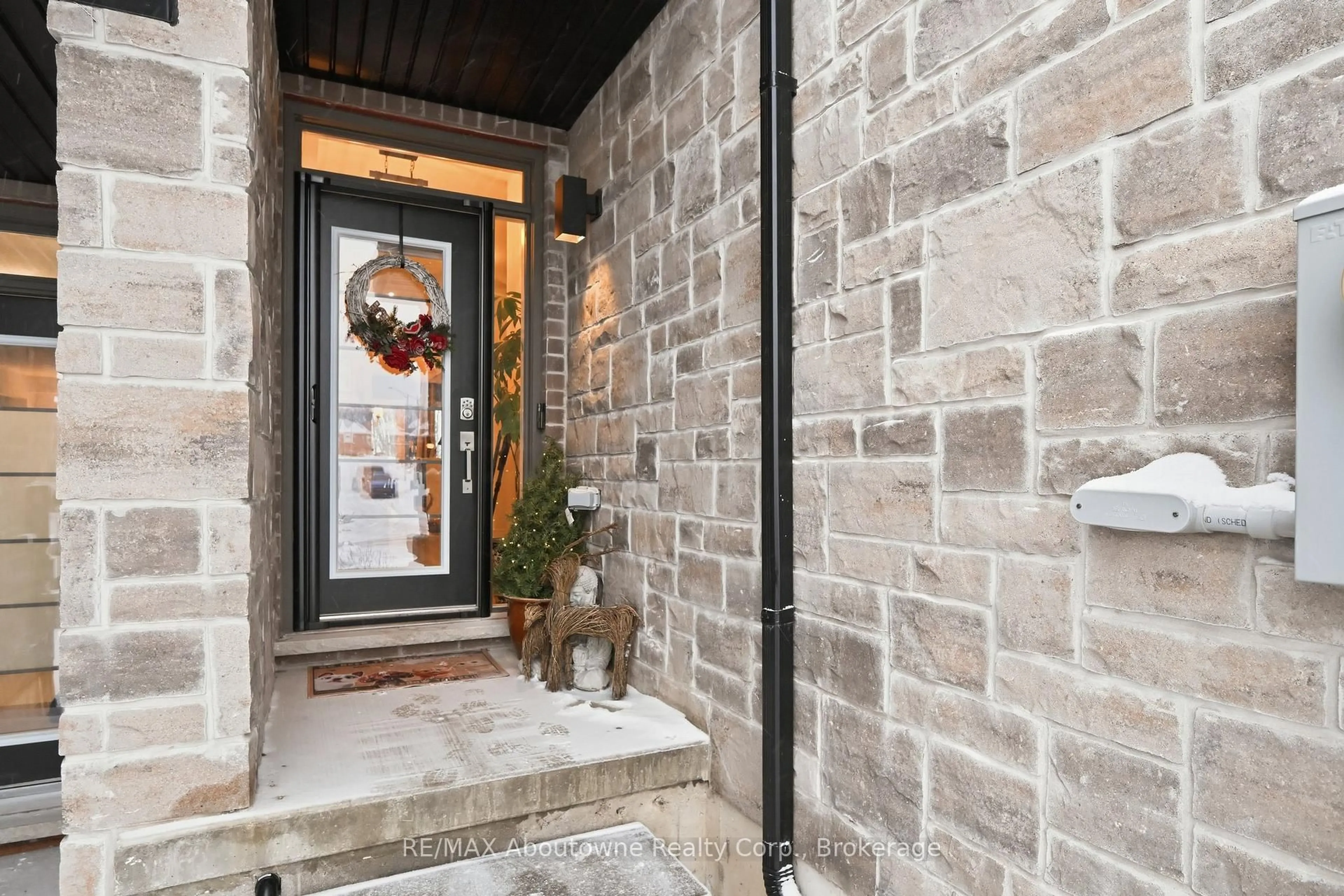 Indoor entryway for 3969 Crown St, Lincoln Ontario L3J 0S7