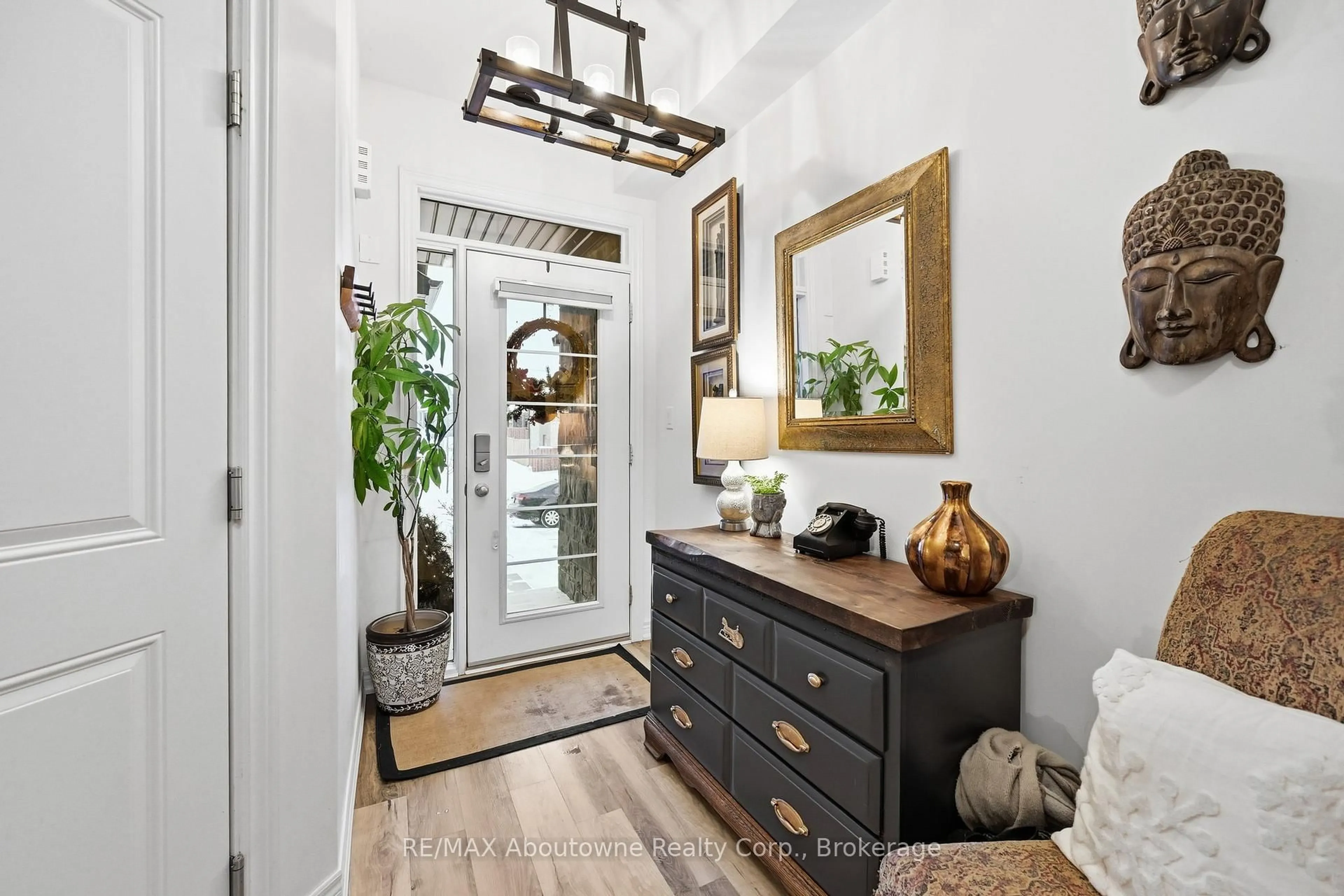 Indoor entryway for 3969 Crown St, Lincoln Ontario L3J 0S7