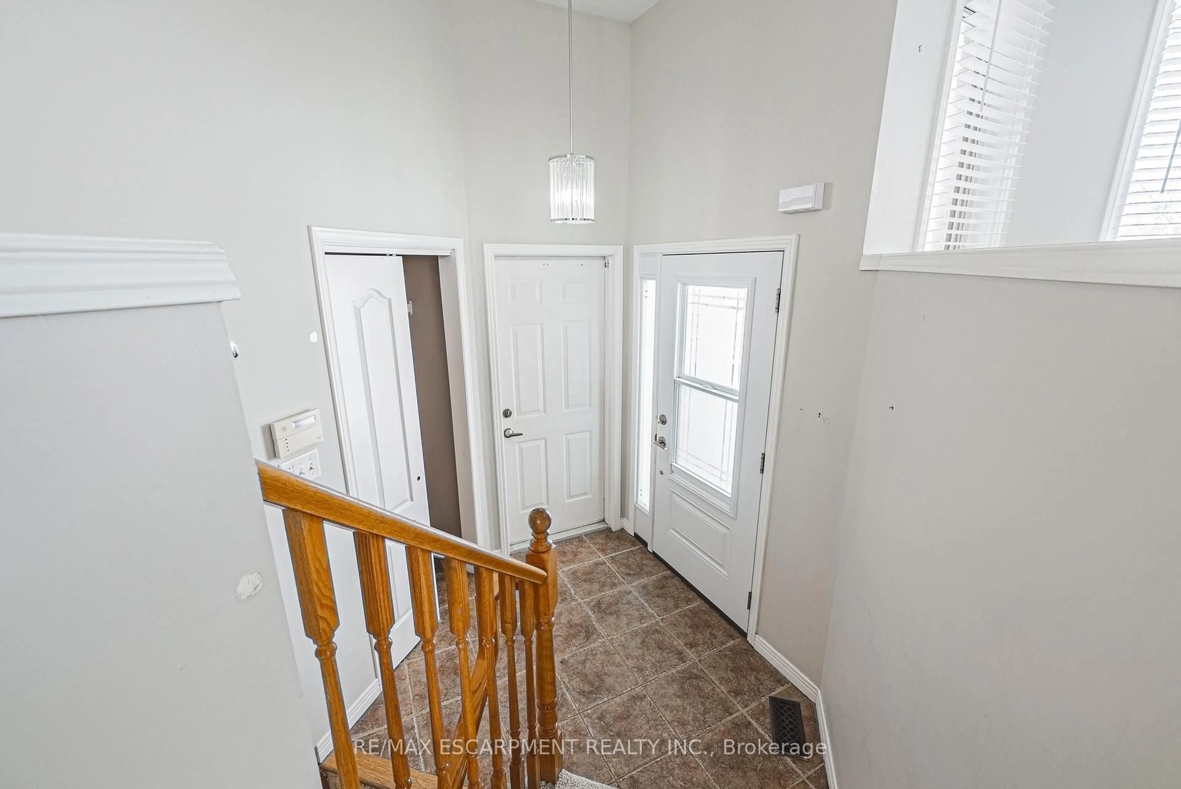 Indoor entryway for 12 Shadetree Cres, Hamilton Ontario L8J 3X2